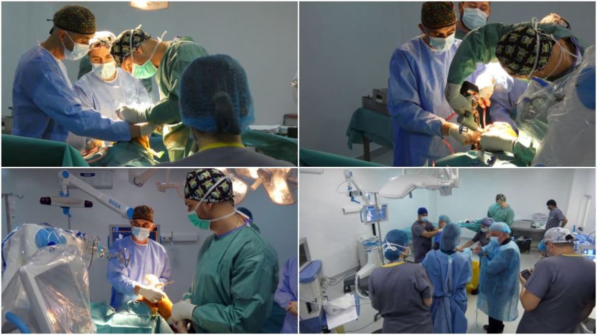Robot chirurgic ROSA asistând la intervenție ortopedică la Bacău