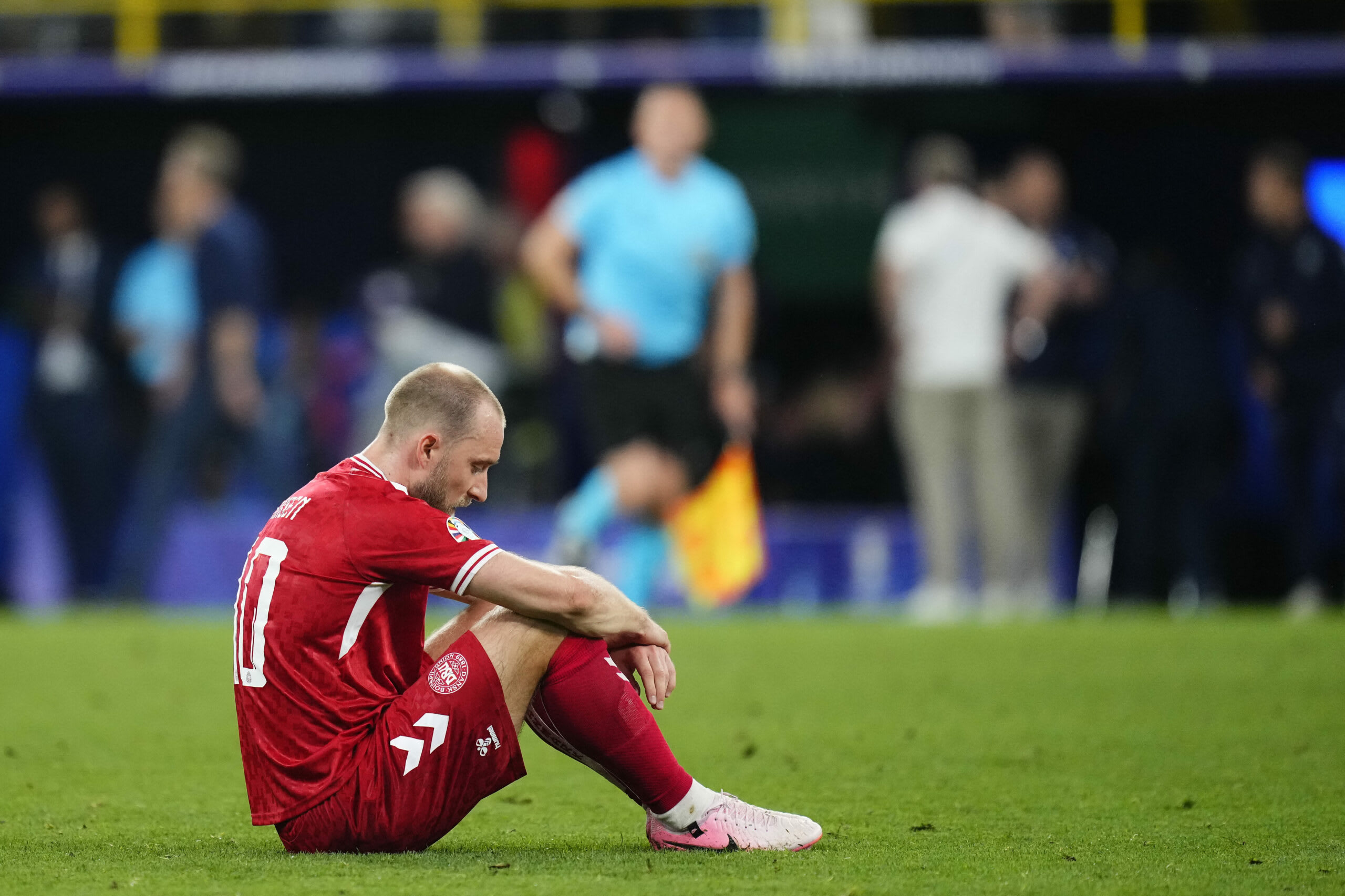 Christian Eriksen pe teren, asistat de personal medical, în timpul meciului Christian Eriksen pe teren, asistat de personal medical, în timpul meciului