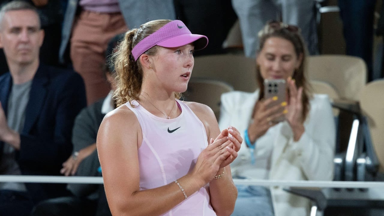 Mirra Andreeva în timpul conferinței de presă după câștigarea Roland Garros