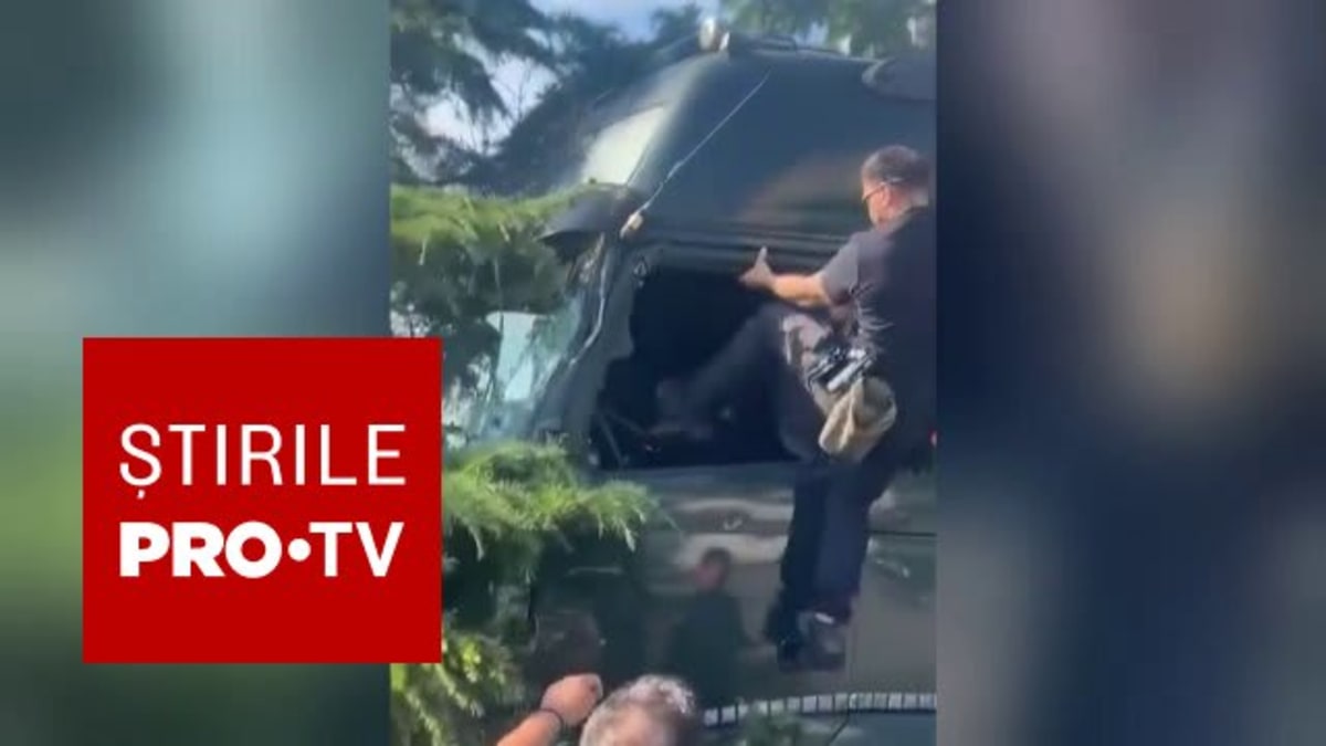 Polițiști locali imobilizând un TIR în orașul Constanța