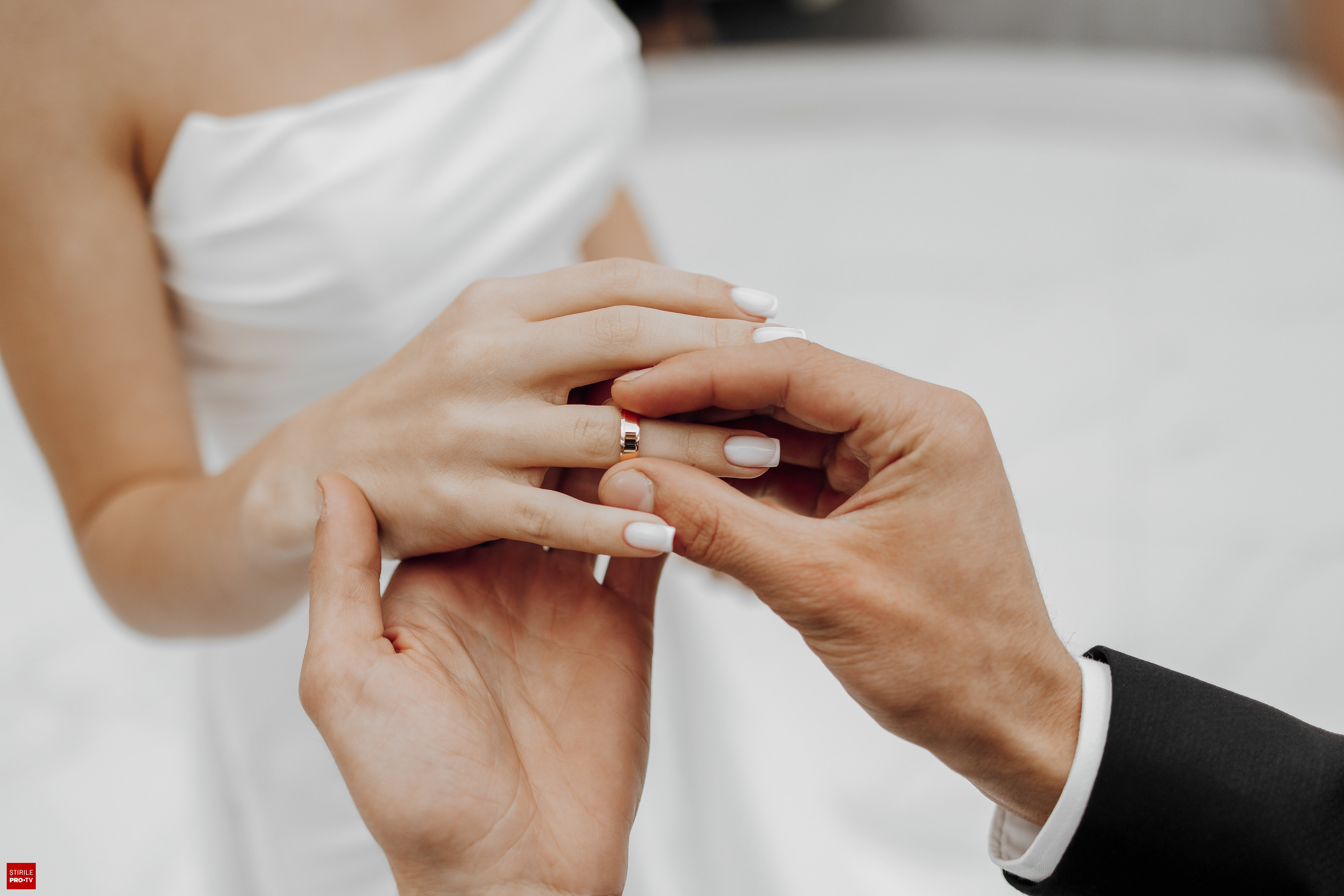 Femeie și familie la o nuntă în grădină, cu decoruri simple și invitați fericiți Femeie și familie la o nuntă în grădină, cu decoruri simple și invitați fericiți