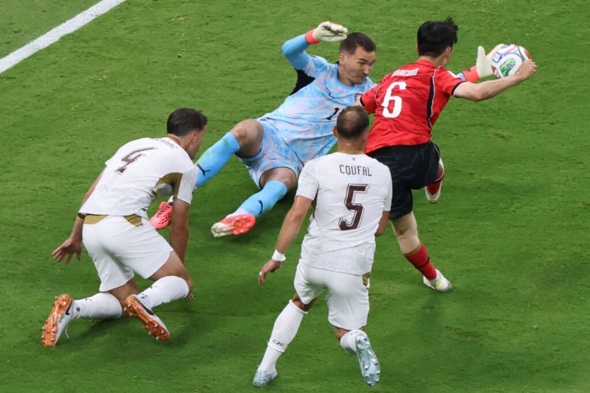 Fotbalist cu cartonaș galben pe teren, în timpul meciului Fotbalist cu cartonaș galben pe teren, în timpul meciului