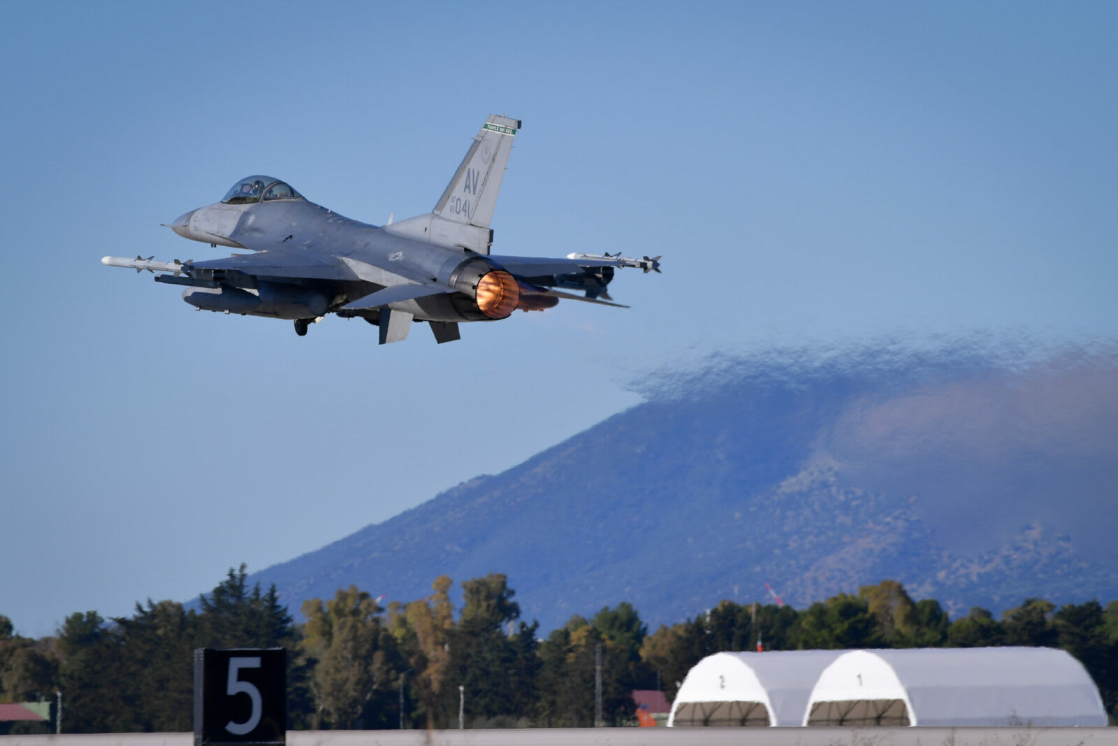 Avion Gripen interceptând un avion de pasageri