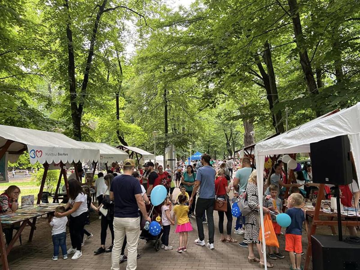Copii participând la activități în aer liber în parcul din Baia Mare