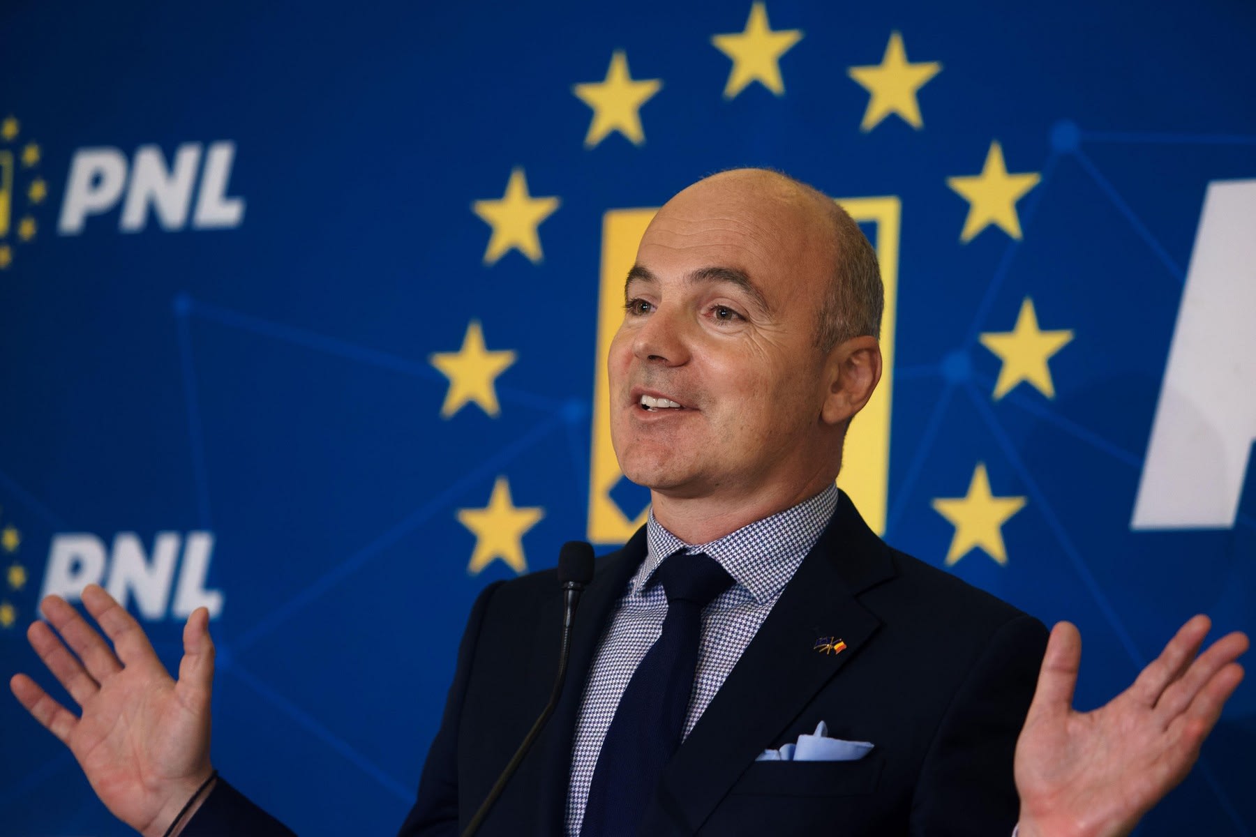 sediu PNL, politicieni în discuție