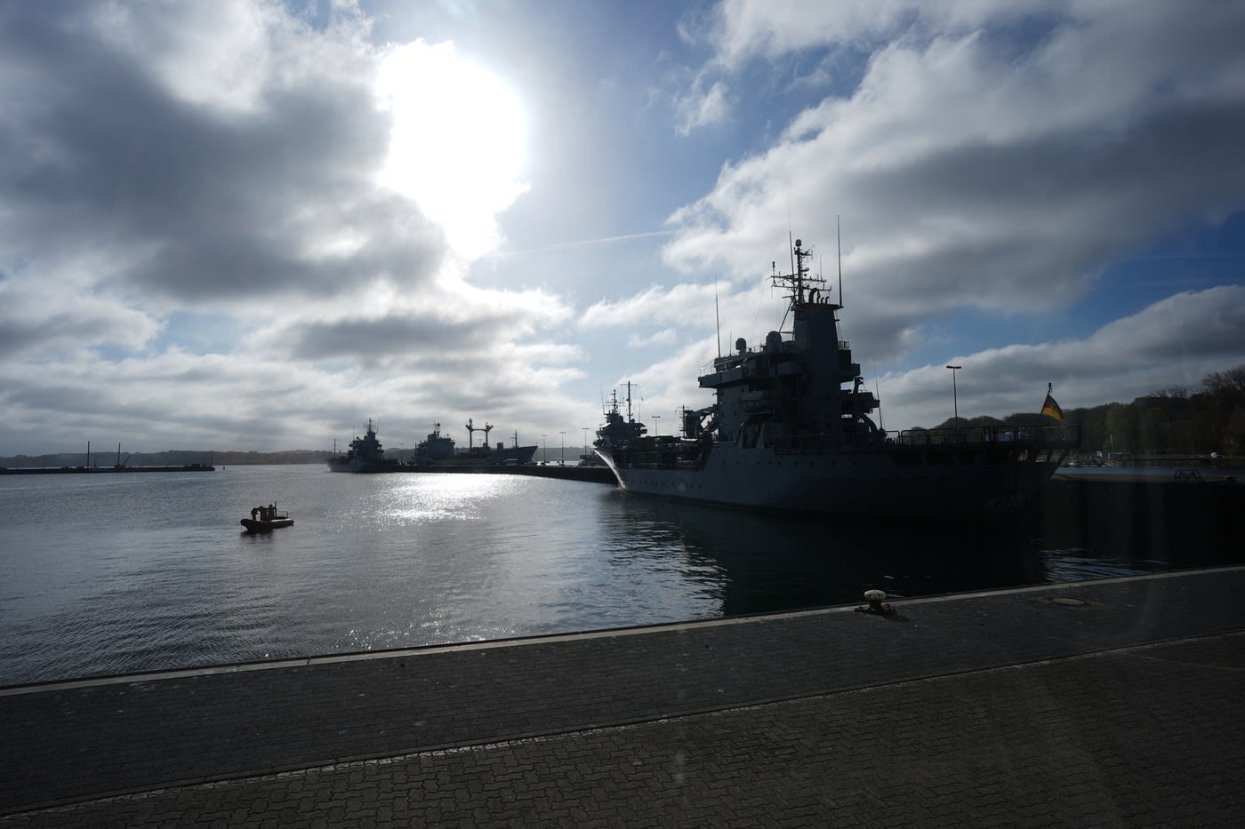 Nave ale Marinei germane ancorate la Kiel, pregătite pentru misiune în Marea Roșie