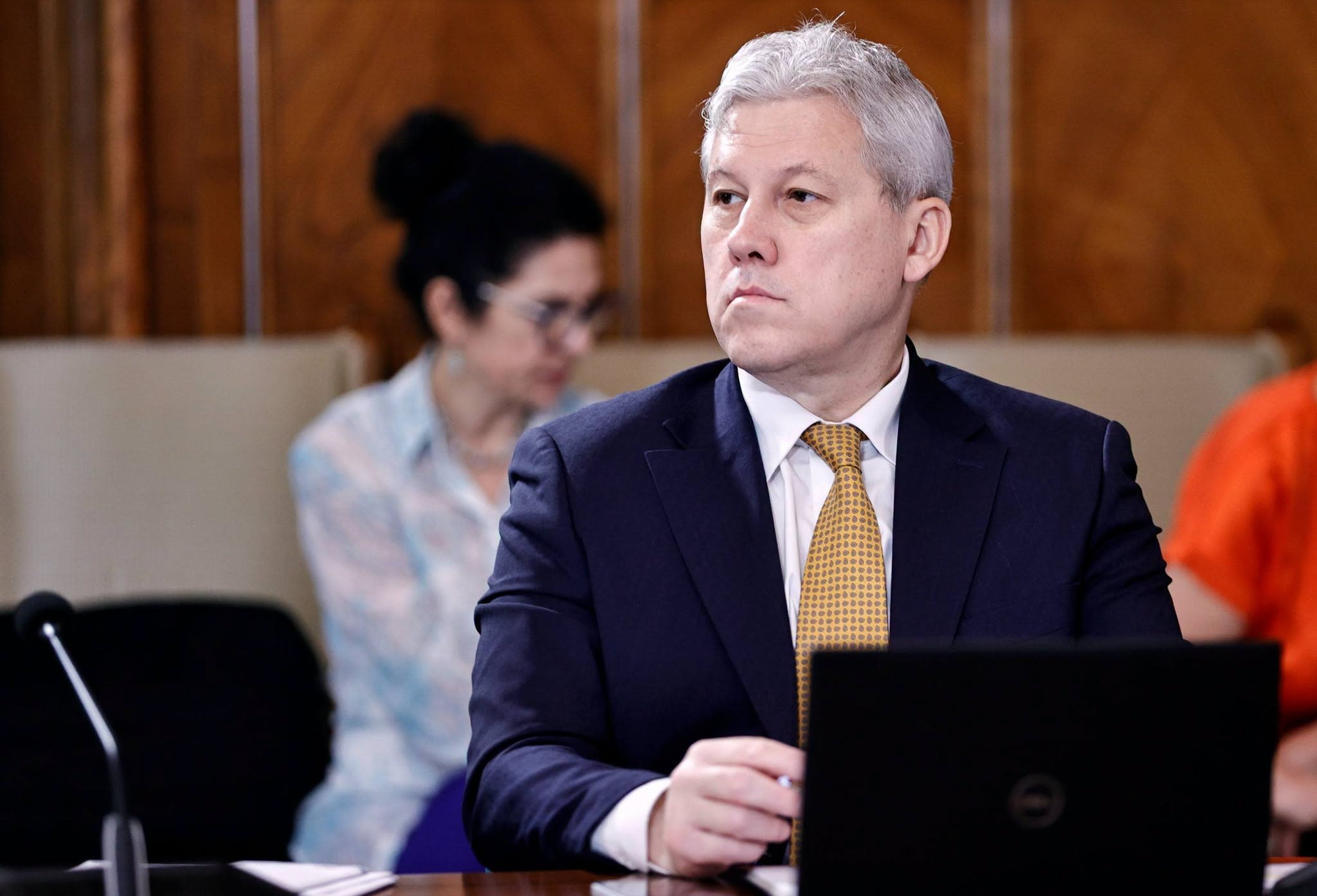 Cătălin Predoiu în discurs, cu harta Europei în fundal Cătălin Predoiu în discurs, cu harta Europei în fundal