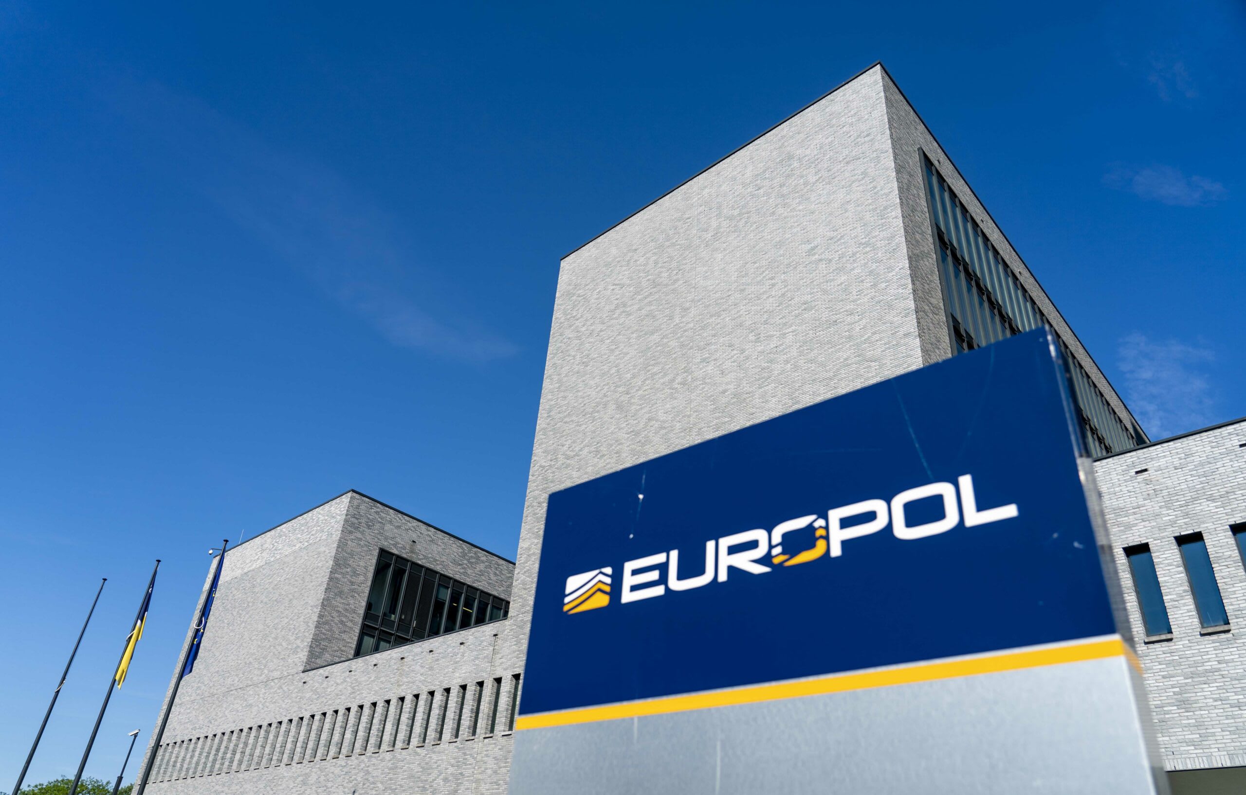 Forțe de ordine europene și americane în acțiune în timpul operațiunii antiteroriste