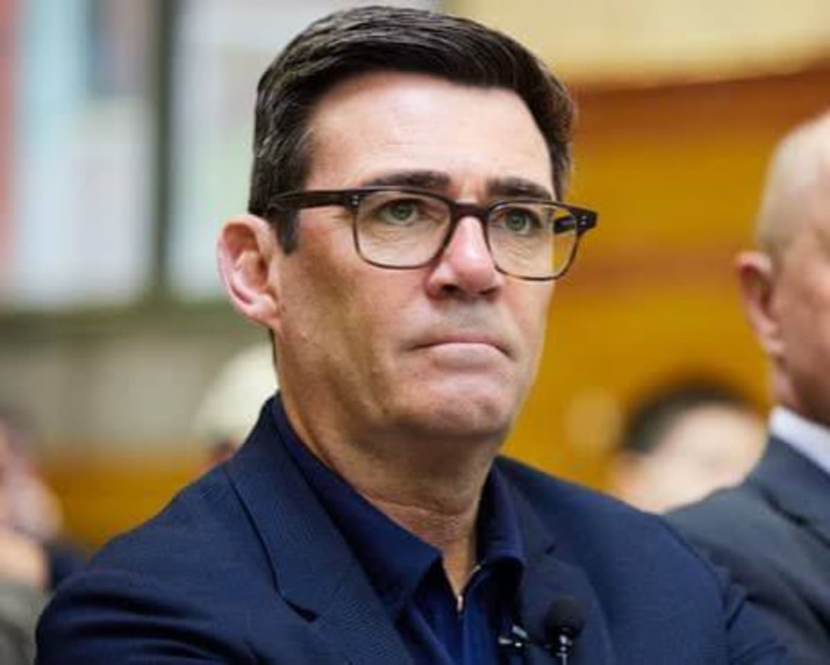 Andy Burnham în discurs public, în fața parlamentarilor laburiști Andy Burnham în discurs public, în fața parlamentarilor laburiști