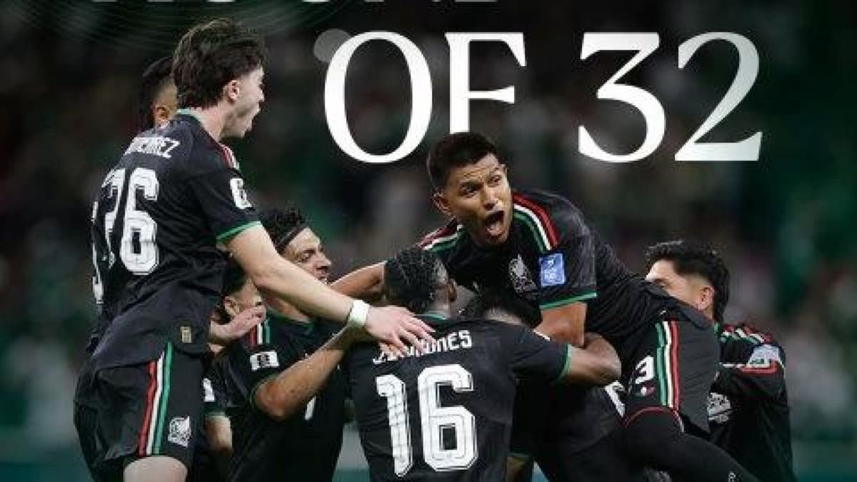 Jucători de fotbal mexicani sărbătorind victoria la CM 2026 Jucători de fotbal mexicani sărbătorind victoria la CM 2026