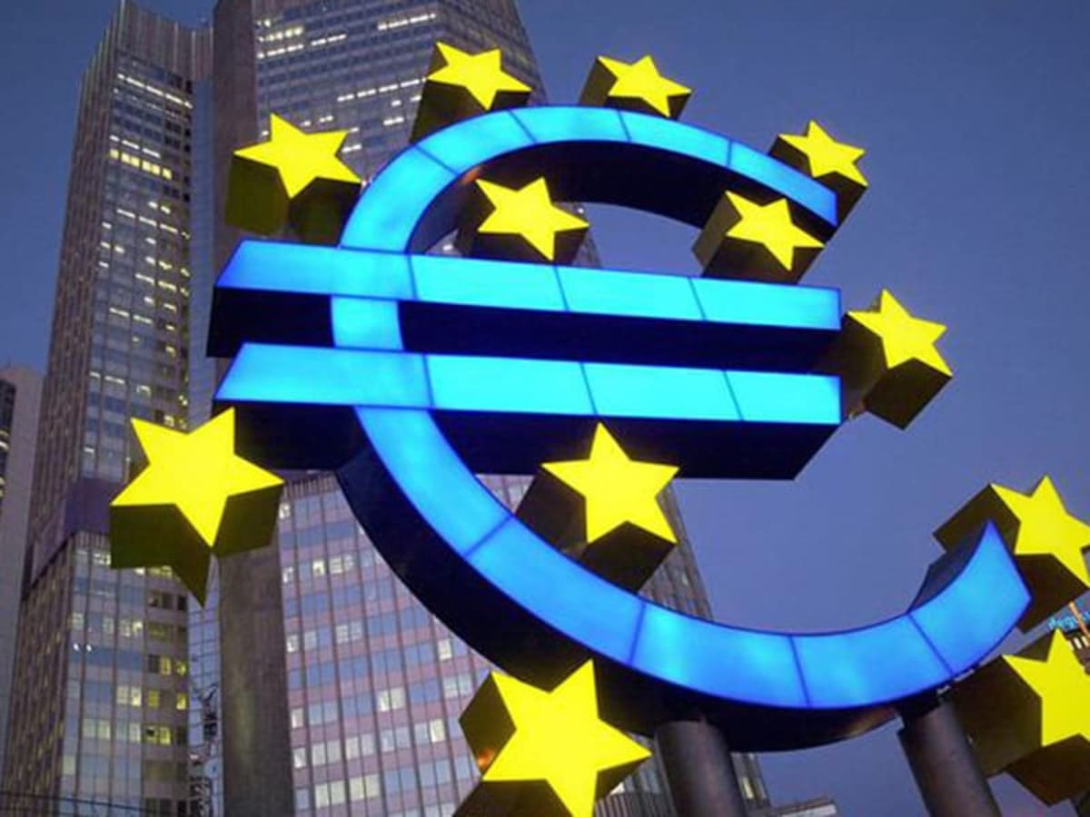 Bancă europeană cu grafice financiare și euro pe fundal Bancă europeană cu grafice financiare și euro pe fundal