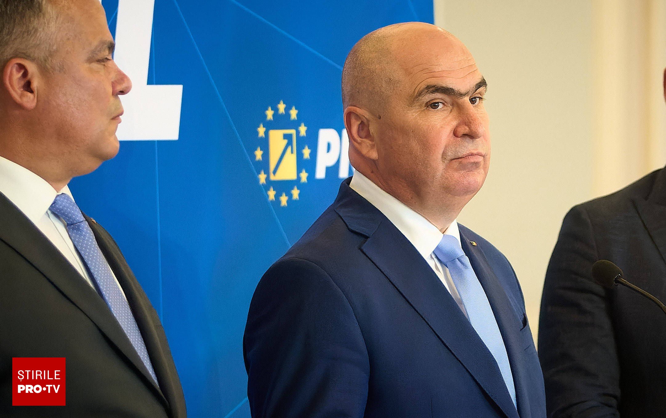 Sala de congres PNL cu membri în discuție, România
