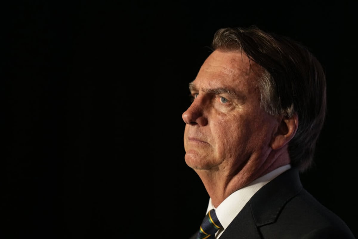 Jair Bolsonaro în fața casei sale în Brazilia în timpul interogatoriului Jair Bolsonaro în fața casei sale în Brazilia în timpul interogatoriului