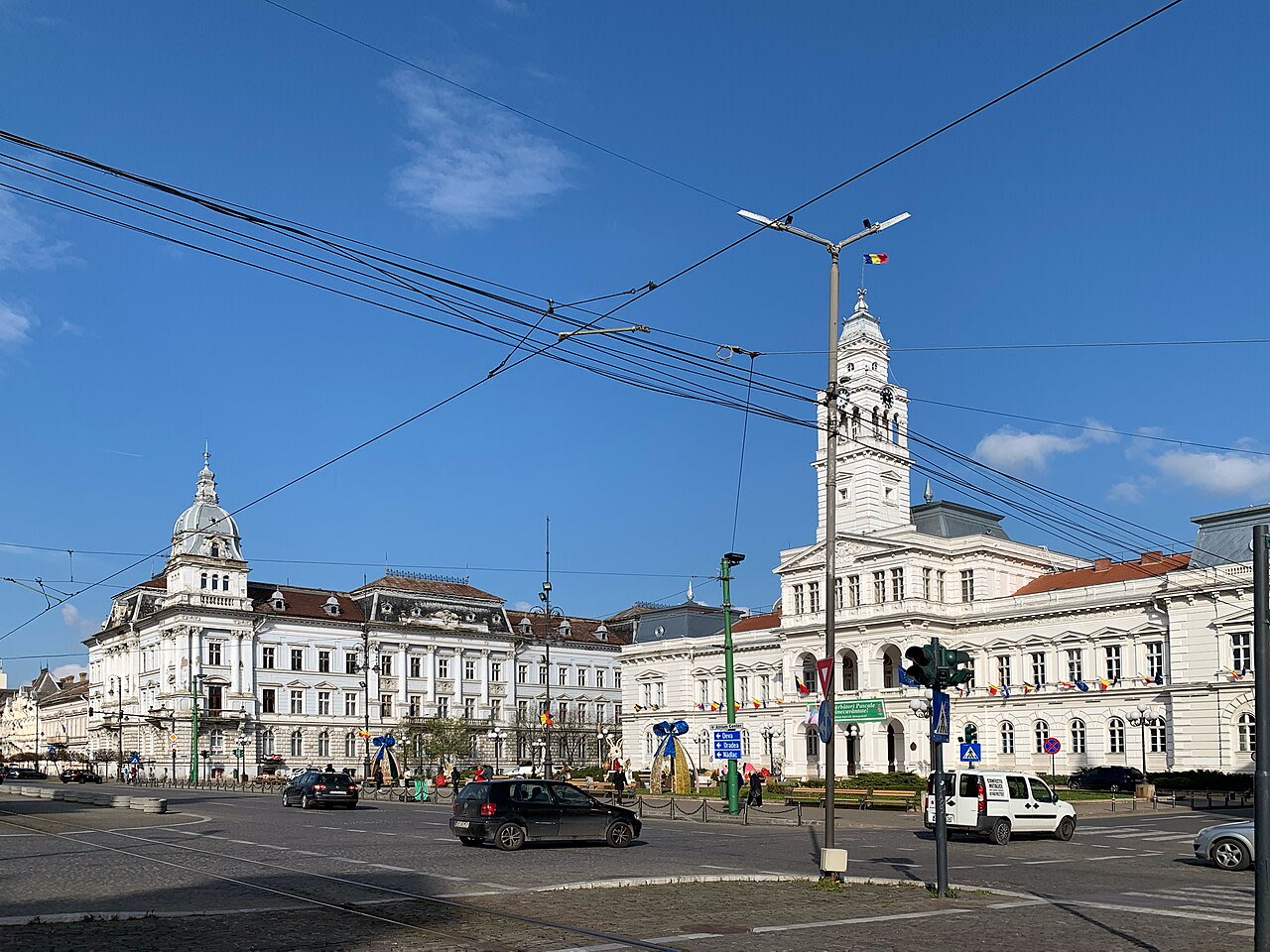 Eveniment de finanțare pentru proiecte în Arad, oameni în sală cu documente și prezentări