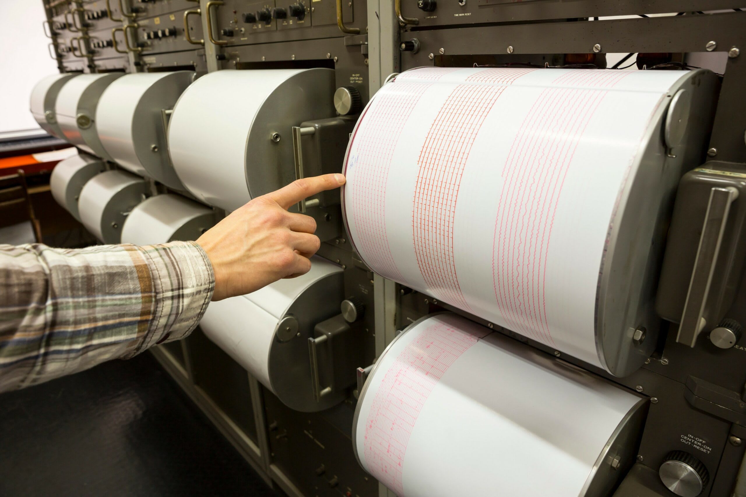 Seismograf înregistrând activitatea seismică în Grecia