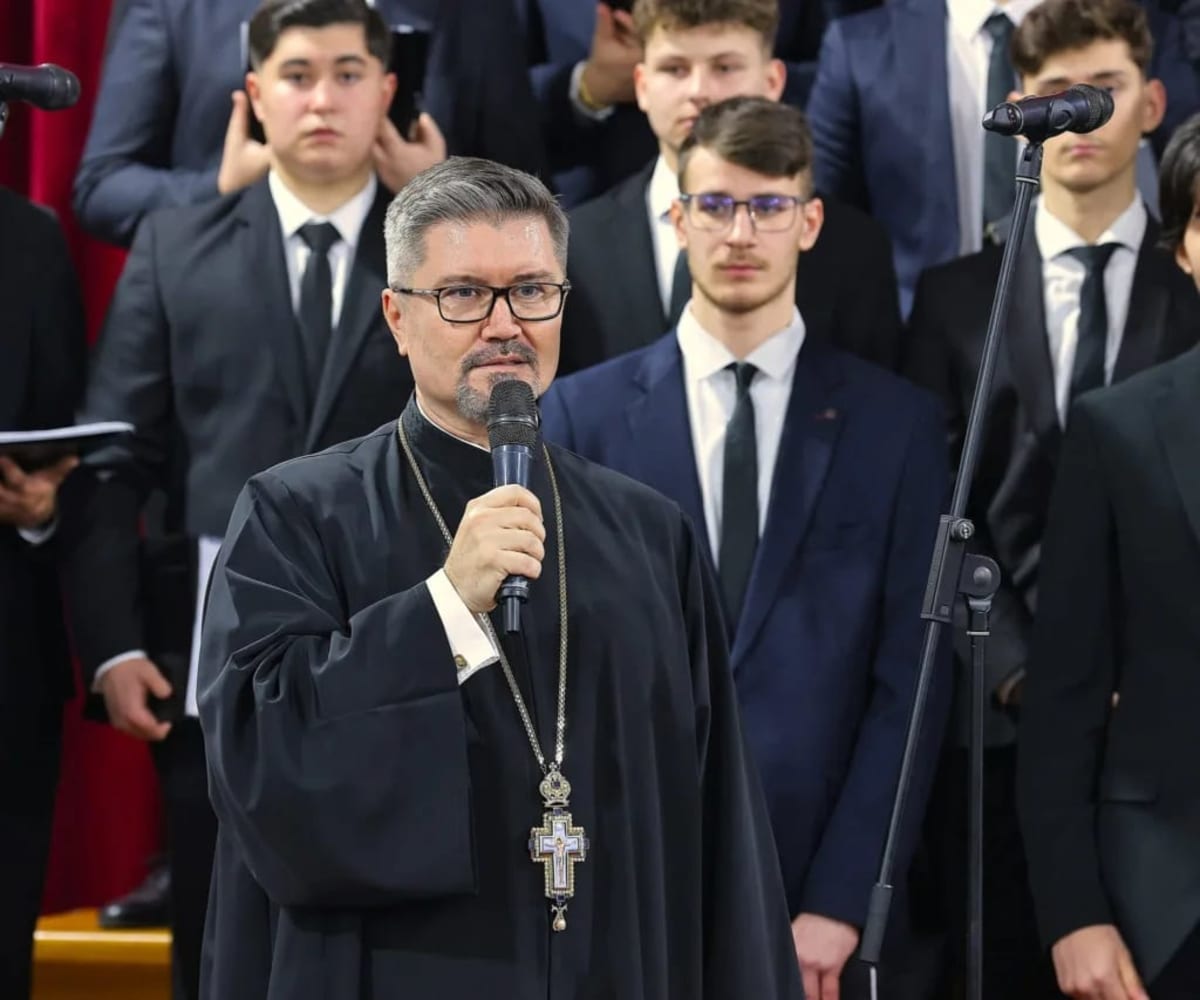 Profesorul Cristian Dima în sala de clasă, discurs, elevi și diplome