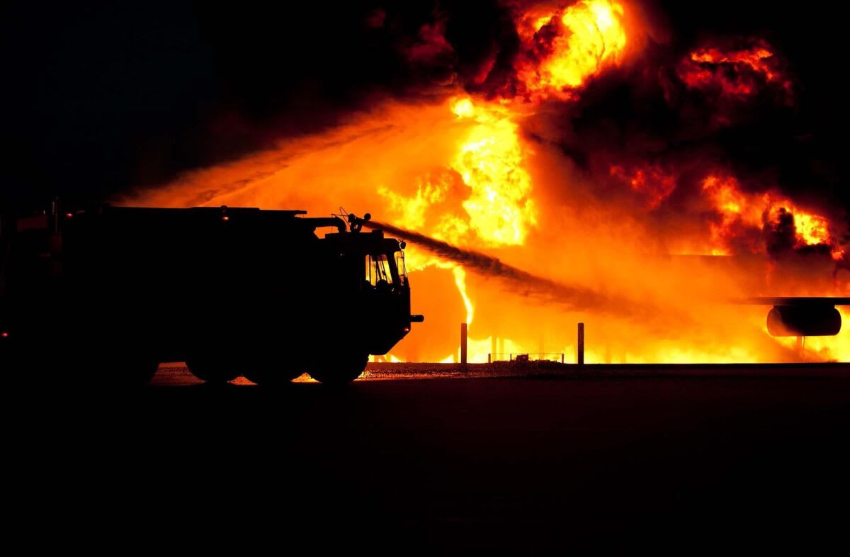 Pompieri din Los Angeles stingând un incendiu într-un depozit