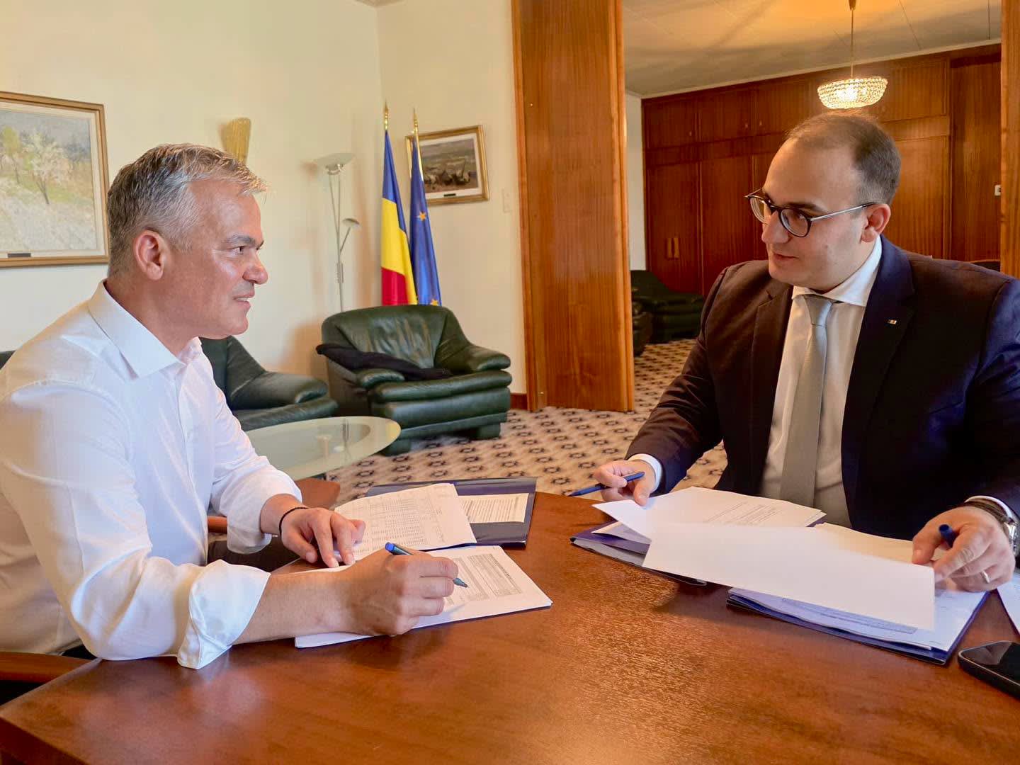 Adrian Veștea și Florin Zaharia în discuție la eveniment politic Adrian Veștea și Florin Zaharia în discuție la eveniment politic