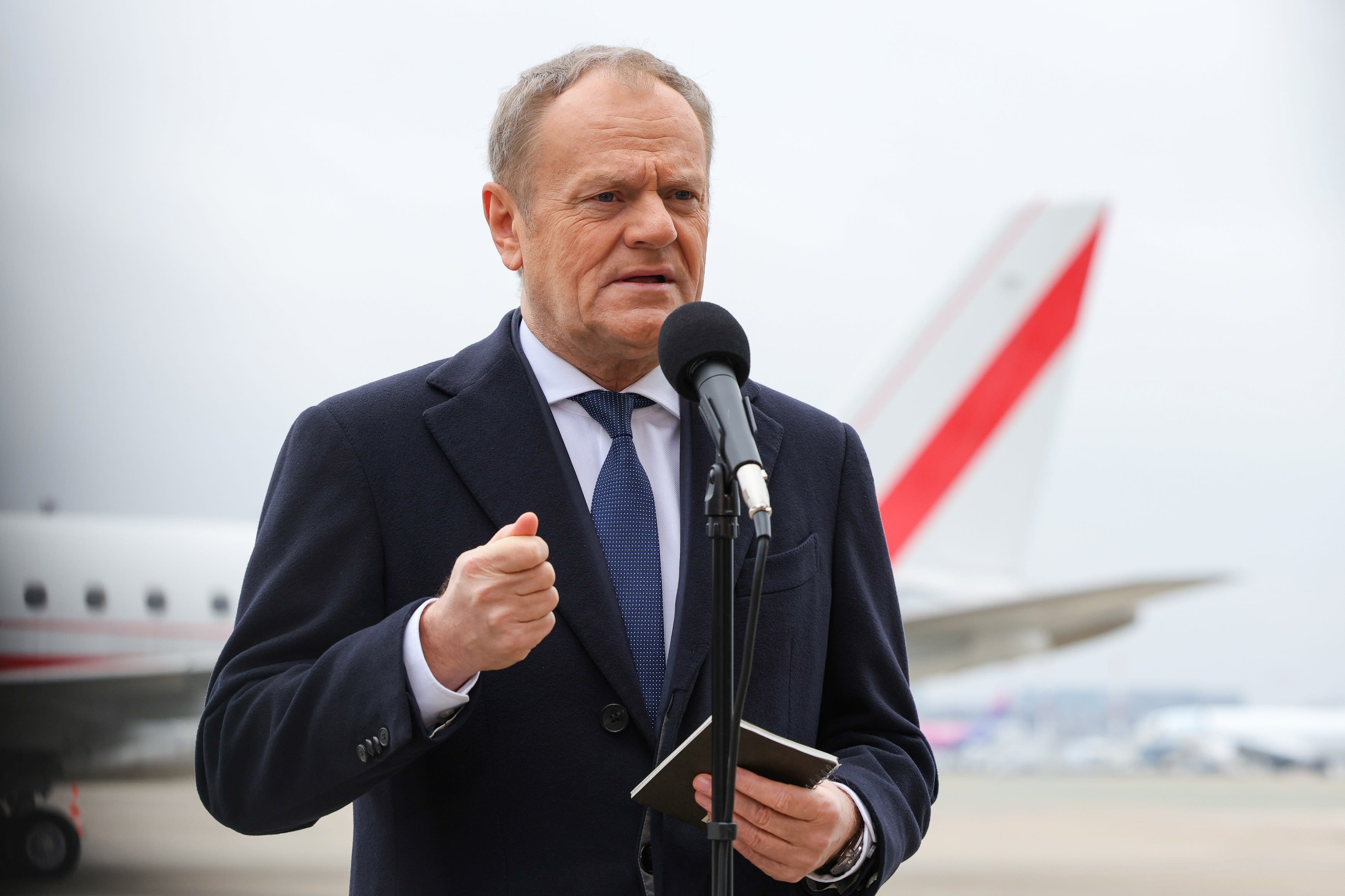 Donald Tusk în timpul unui briefing de presă pe aeroportul Okęcie din Varșovia
