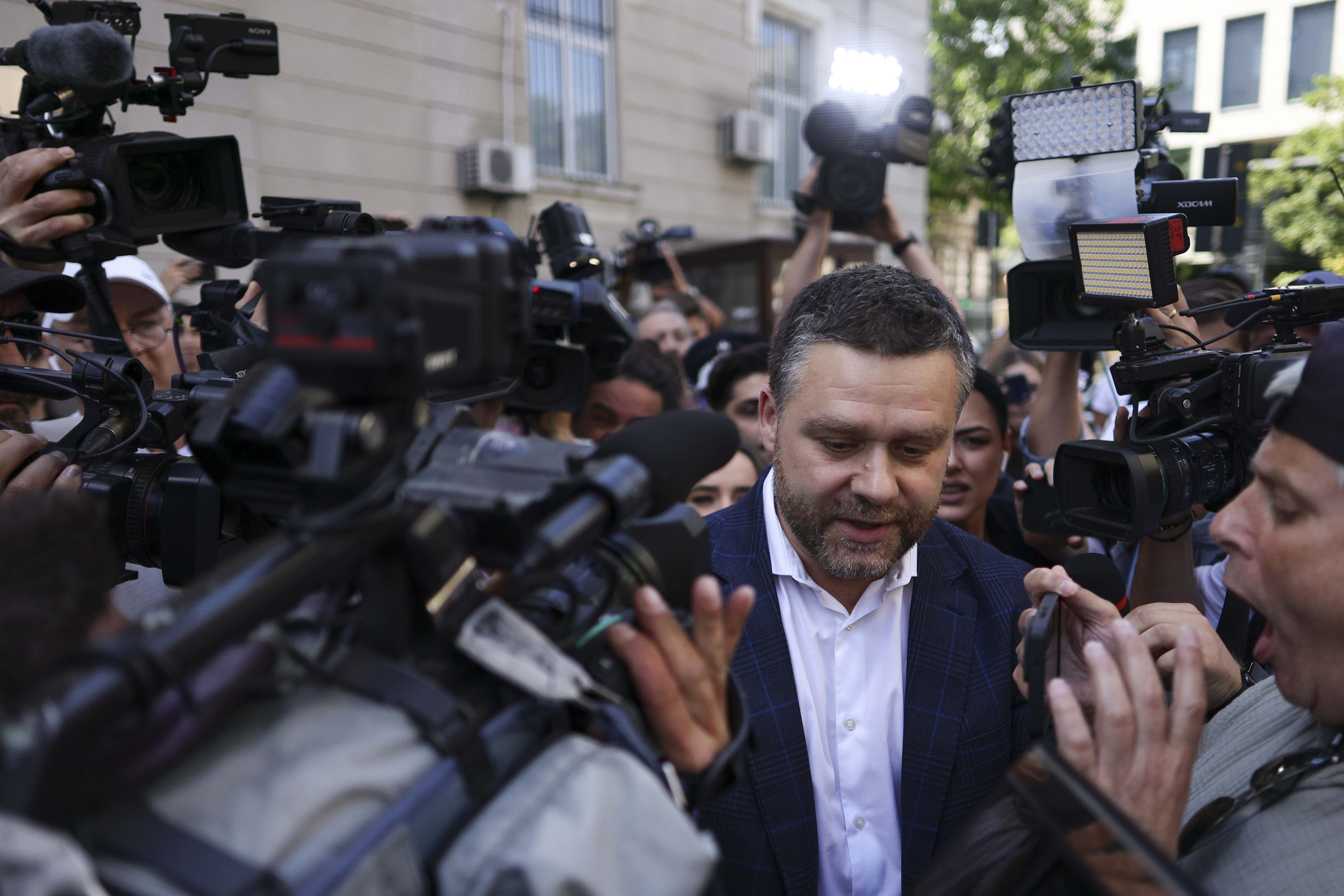 Primar București ieșind din sediul DNA, însoțit de lideri liberali