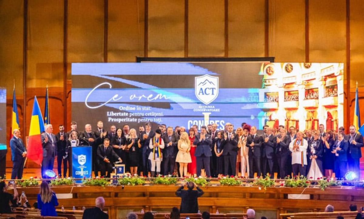 Participanți la congresul Partidului Acțiunea Conservatoare în sala Palatului Parlamentului Participanți la congresul Partidului Acțiunea Conservatoare în sala Palatului Parlamentului