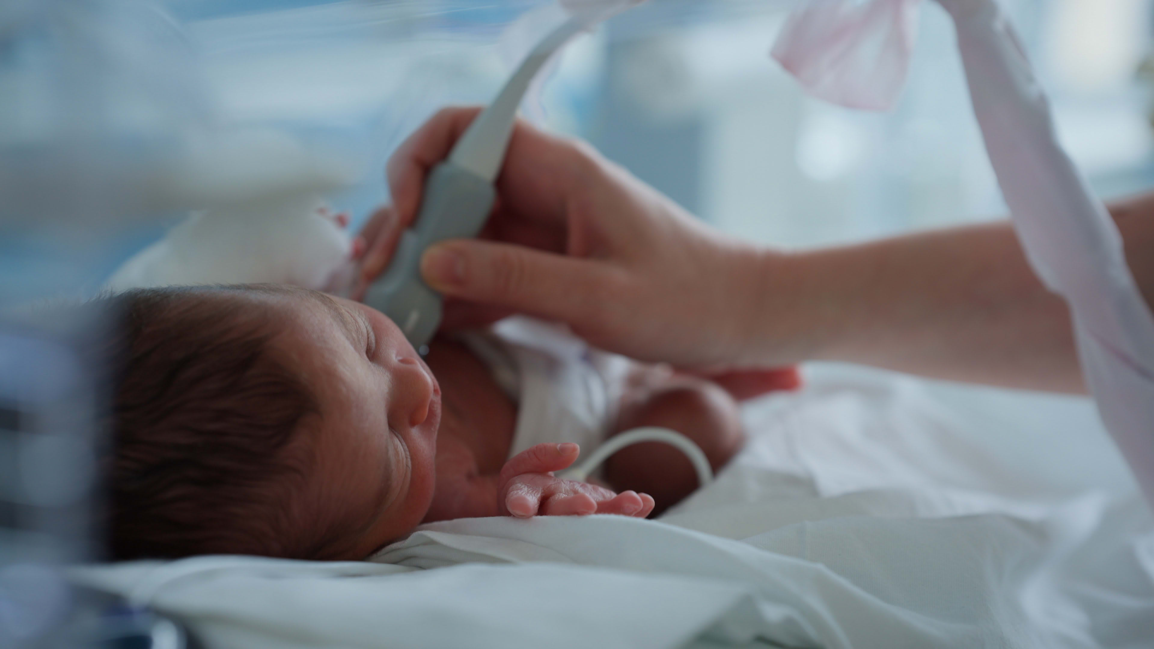Medici neonatologi în sala de terapie intensivă neonatală