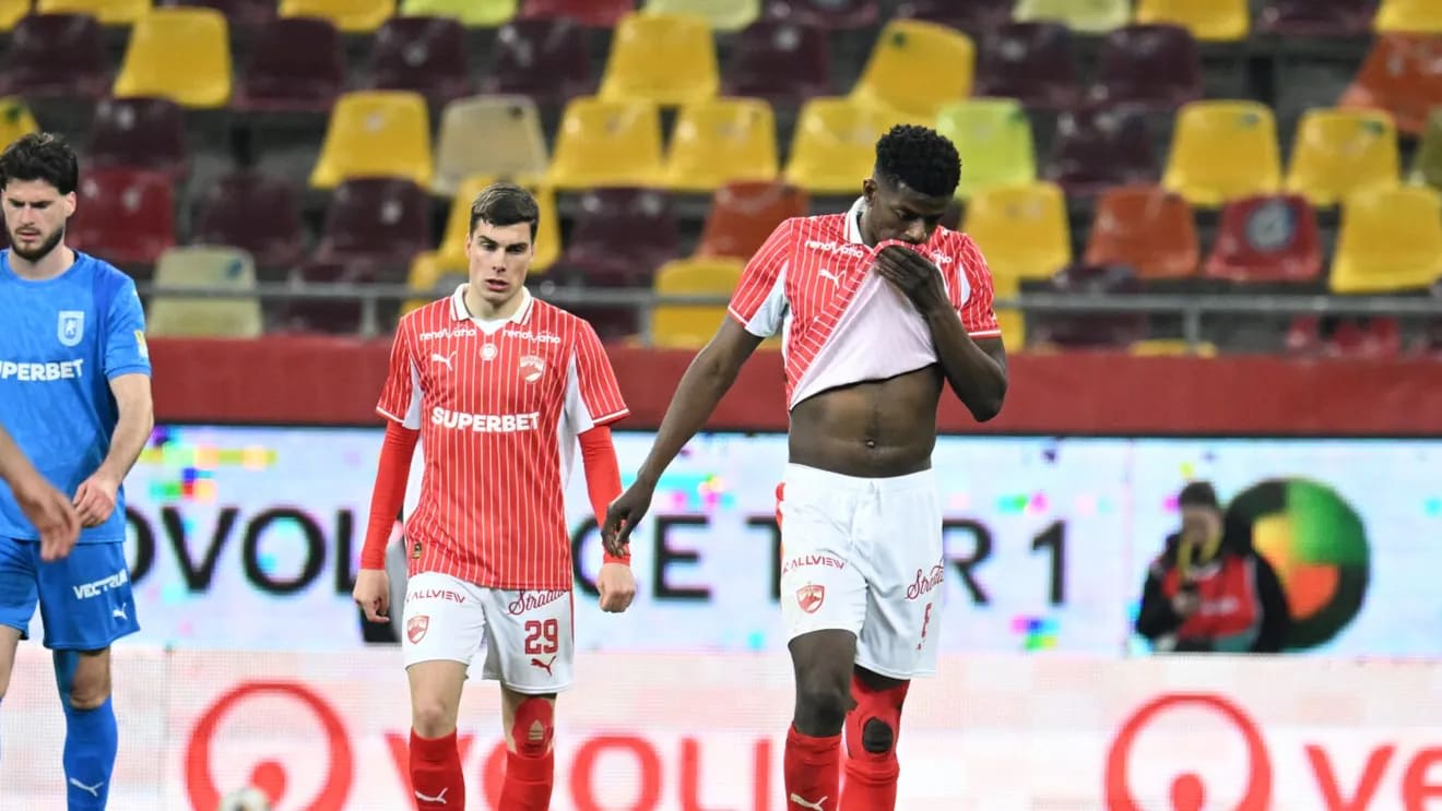 Eddy Gnahore în tricoul lui Dinamo în timpul unui meci