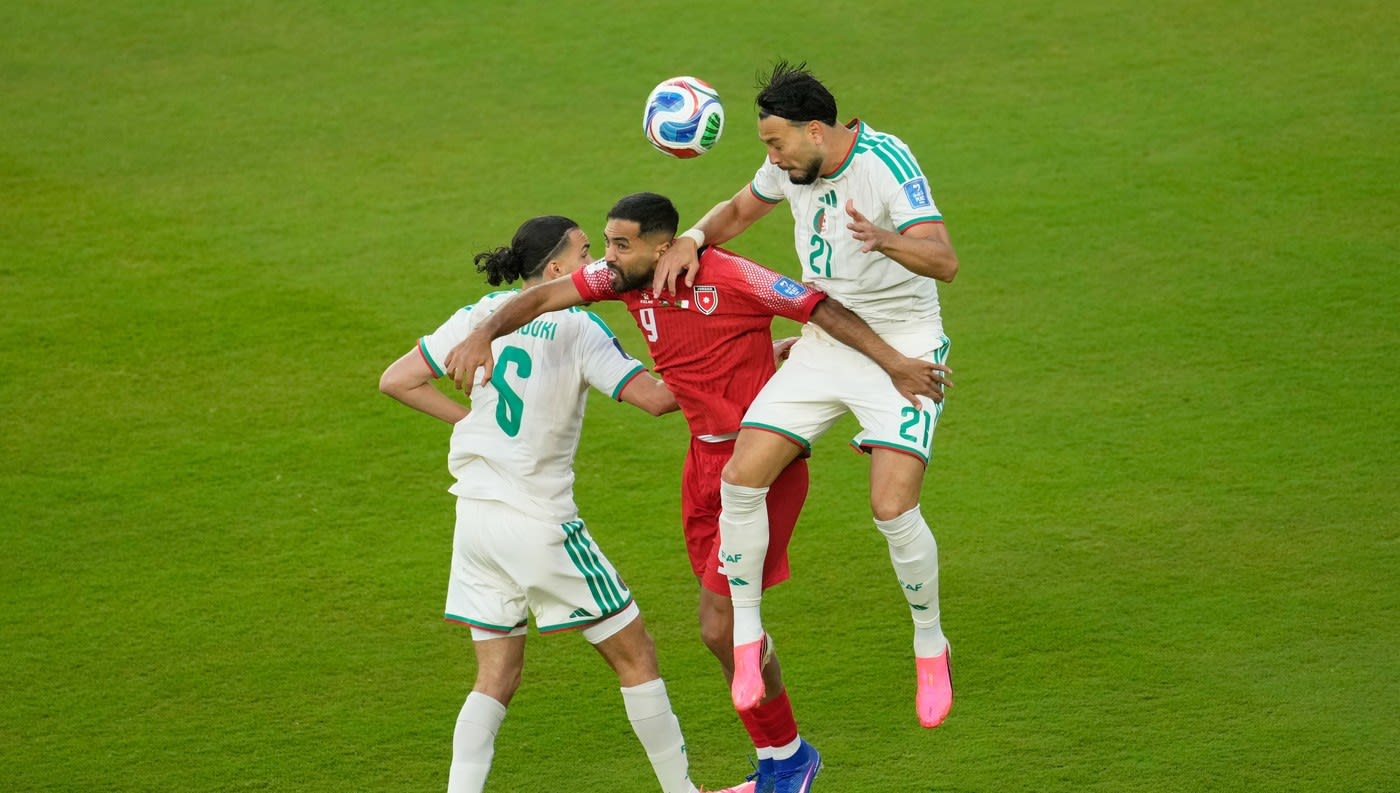 Fotografie cu jucători de fotbal în acțiune în meciul Iordania - Algeria