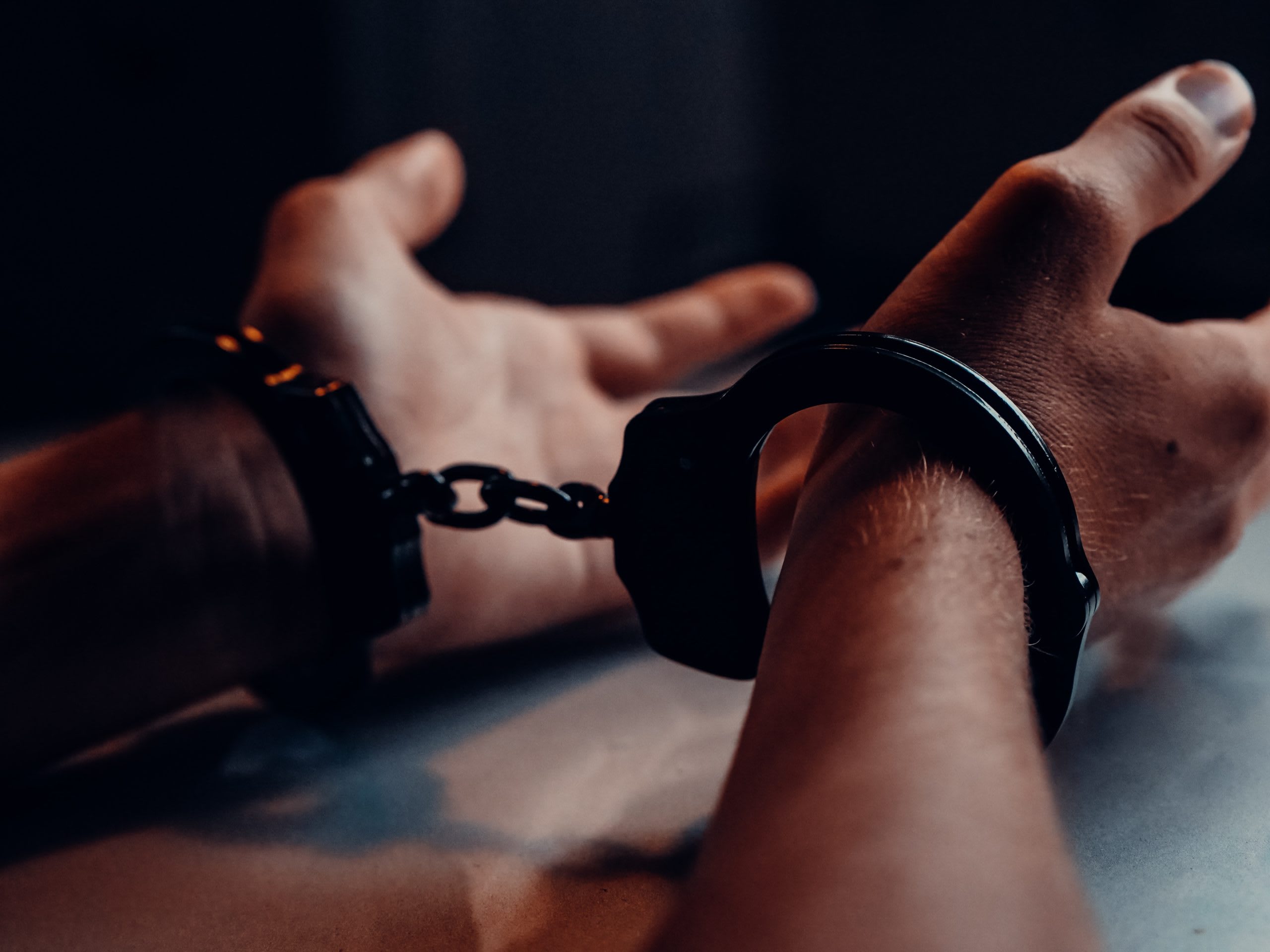Polițiști din Prahova reținând doi bărbați după scandal