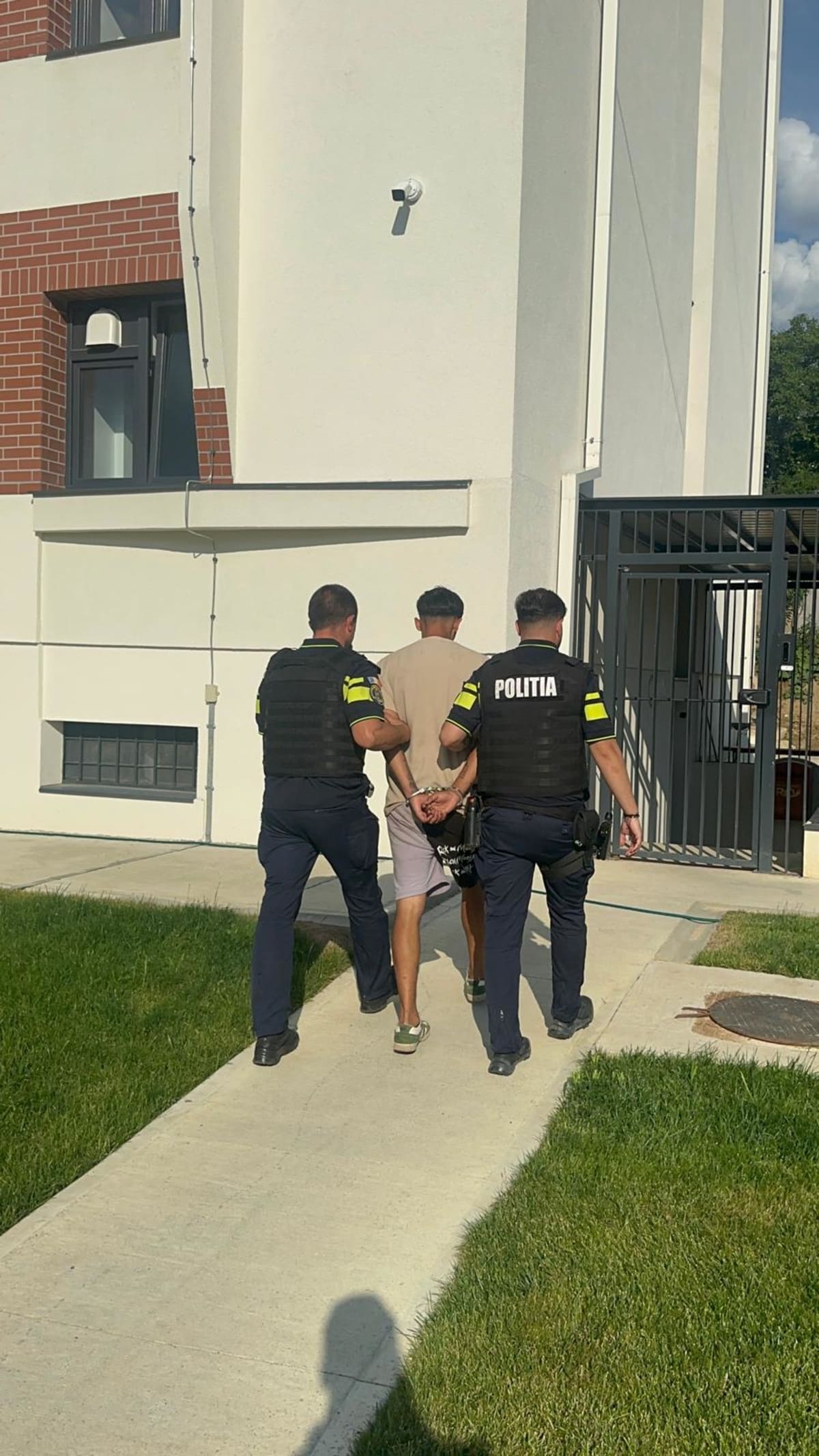 Polițiști și echipaje medicale la locul agresiunii din Crișeni