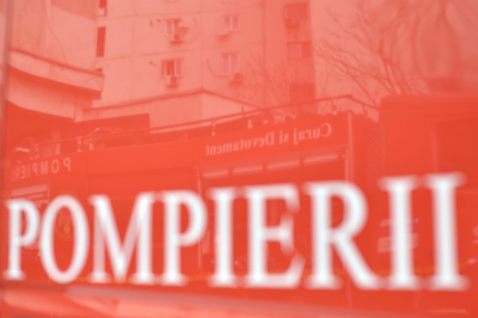 Pompieri în acțiune la incendiul din Palas Campus Iași Pompieri în acțiune la incendiul din Palas Campus Iași