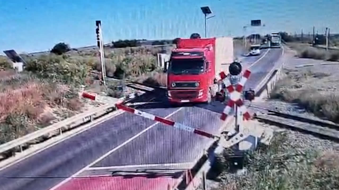 TIR lovind bariera la trecerea de nivel din Dorobanțu