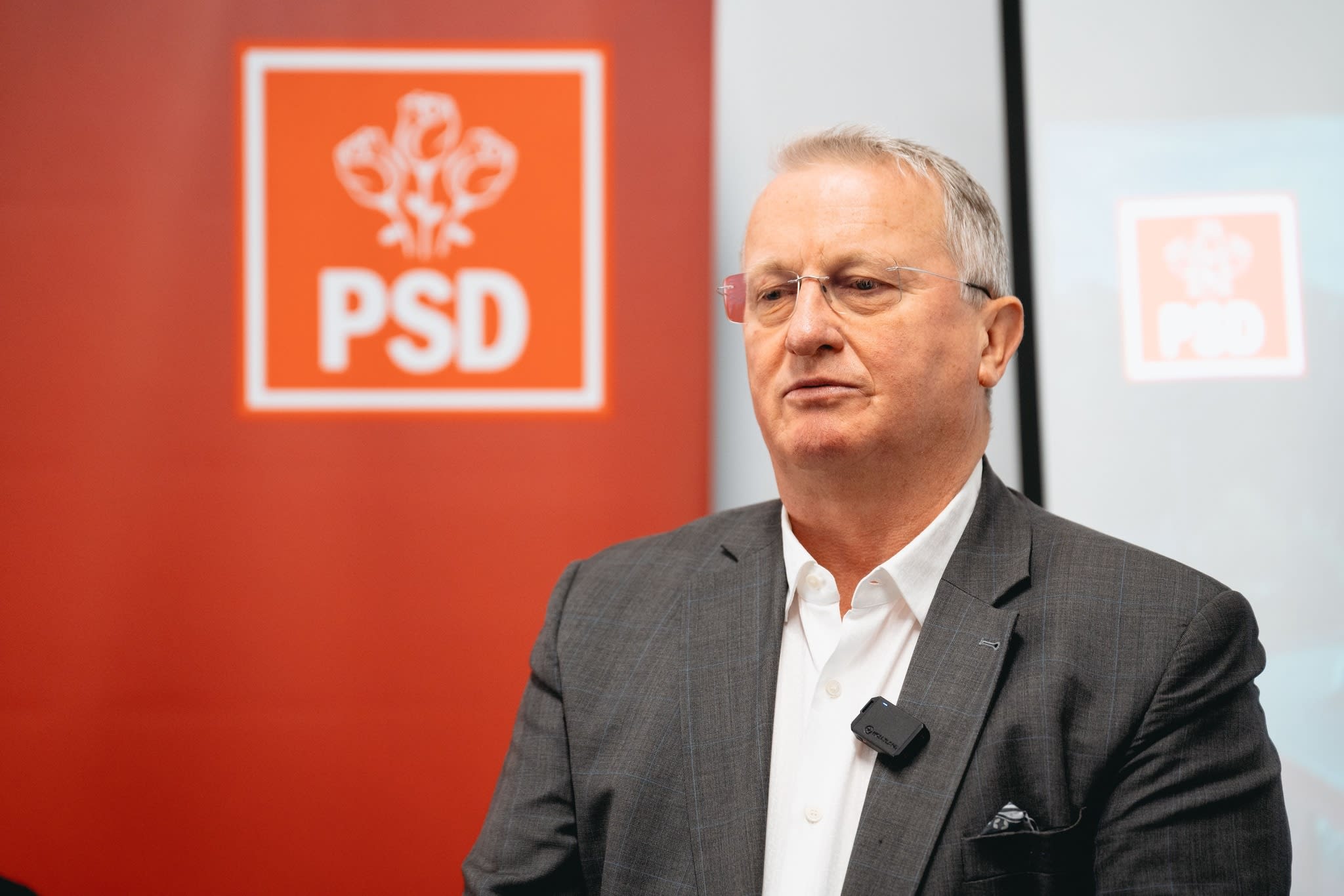 Deputatul Remus Lăpușan în timpul declarației despre legea salarizării