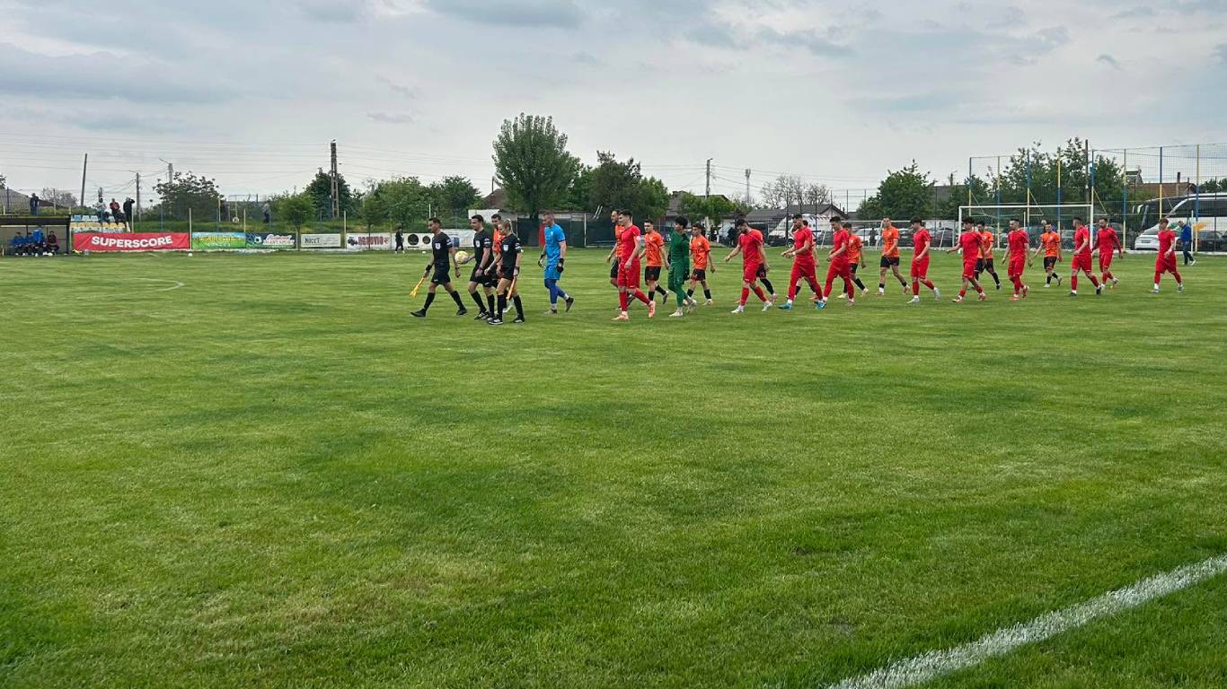 Stadion de fotbal Liga 3, echipe și oficiali în timpul meciului