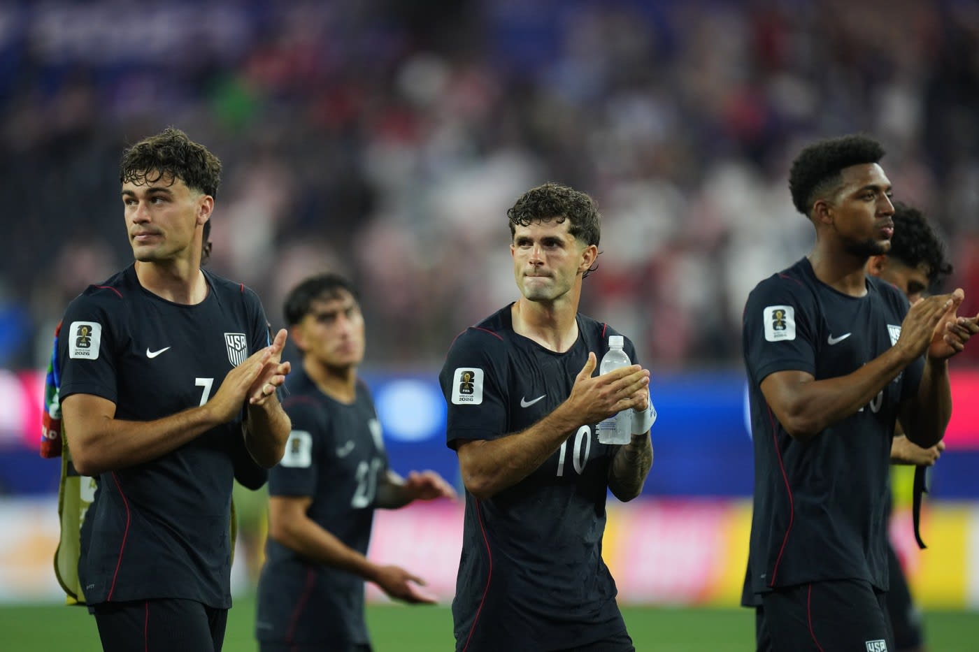 Jucători de fotbal în acțiune pe teren la CM 2026