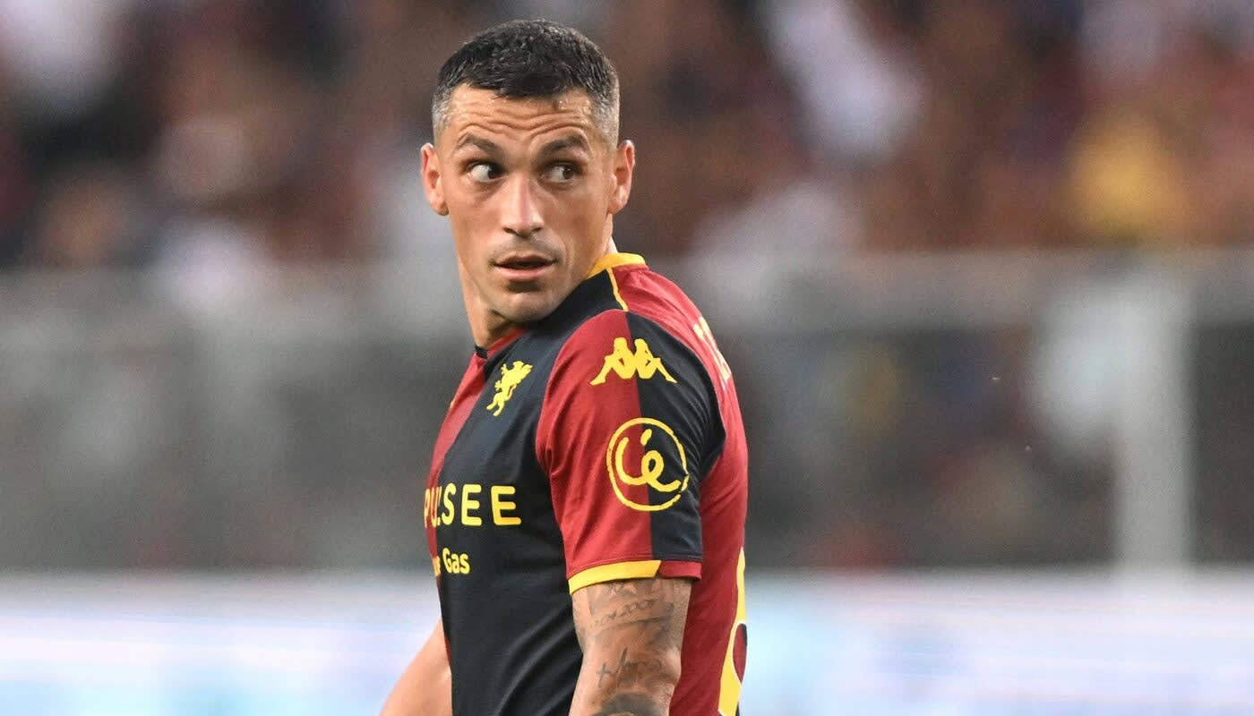 Nicolae Stanciu în tricoul echipei naționale, acțiune pe teren