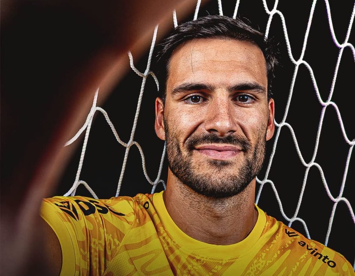 Portar portughez Andre Moreira în acțiune pe teren Portar portughez Andre Moreira în acțiune pe teren