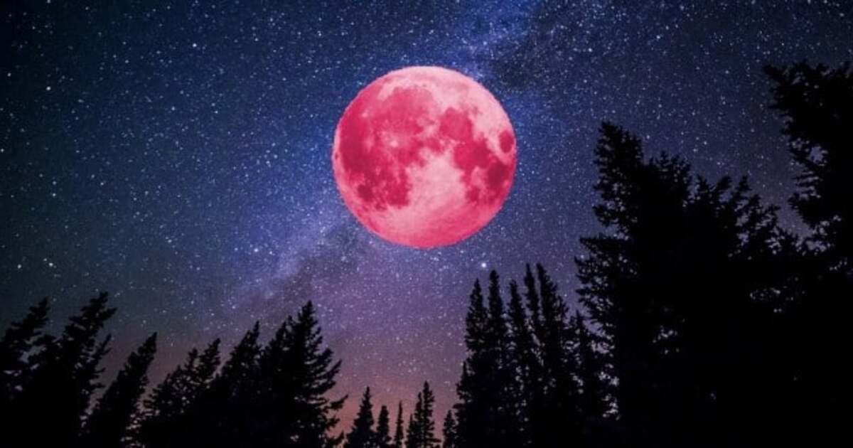 Lună plină deasupra orizontului, cer senin, peisaj rural în România Lună plină deasupra orizontului, cer senin, peisaj rural în România