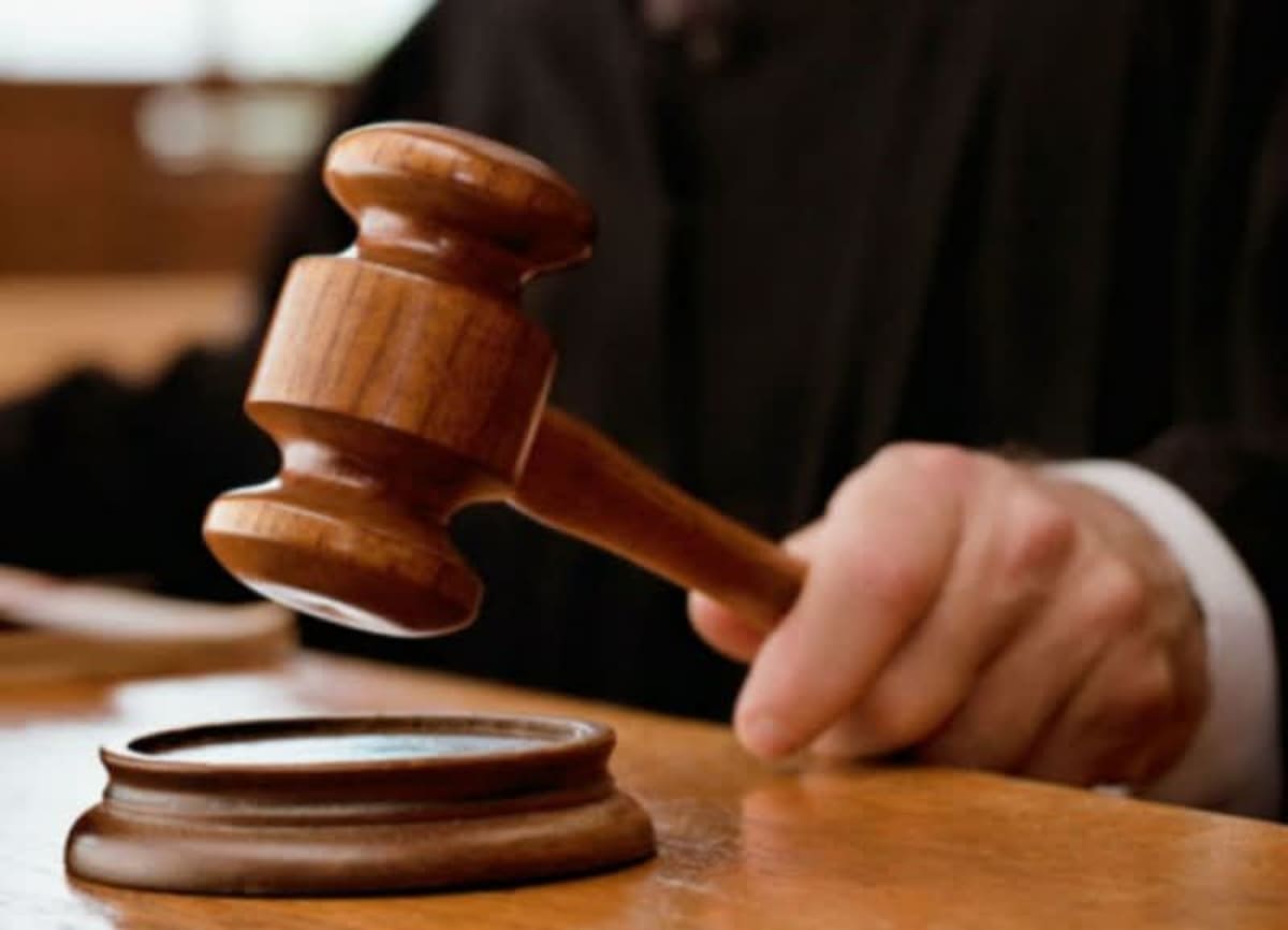 Judecător la tribunal cu gavel și documente