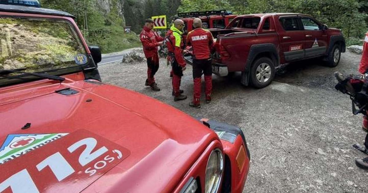 Salvamontiști montani recuperând un bărbat extenuat din munți