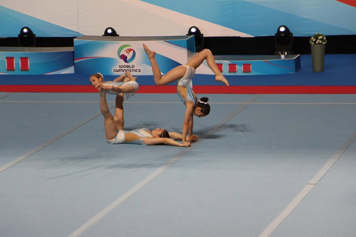 Gimnaste feminine în concurs, în sala de sport din Ploiești