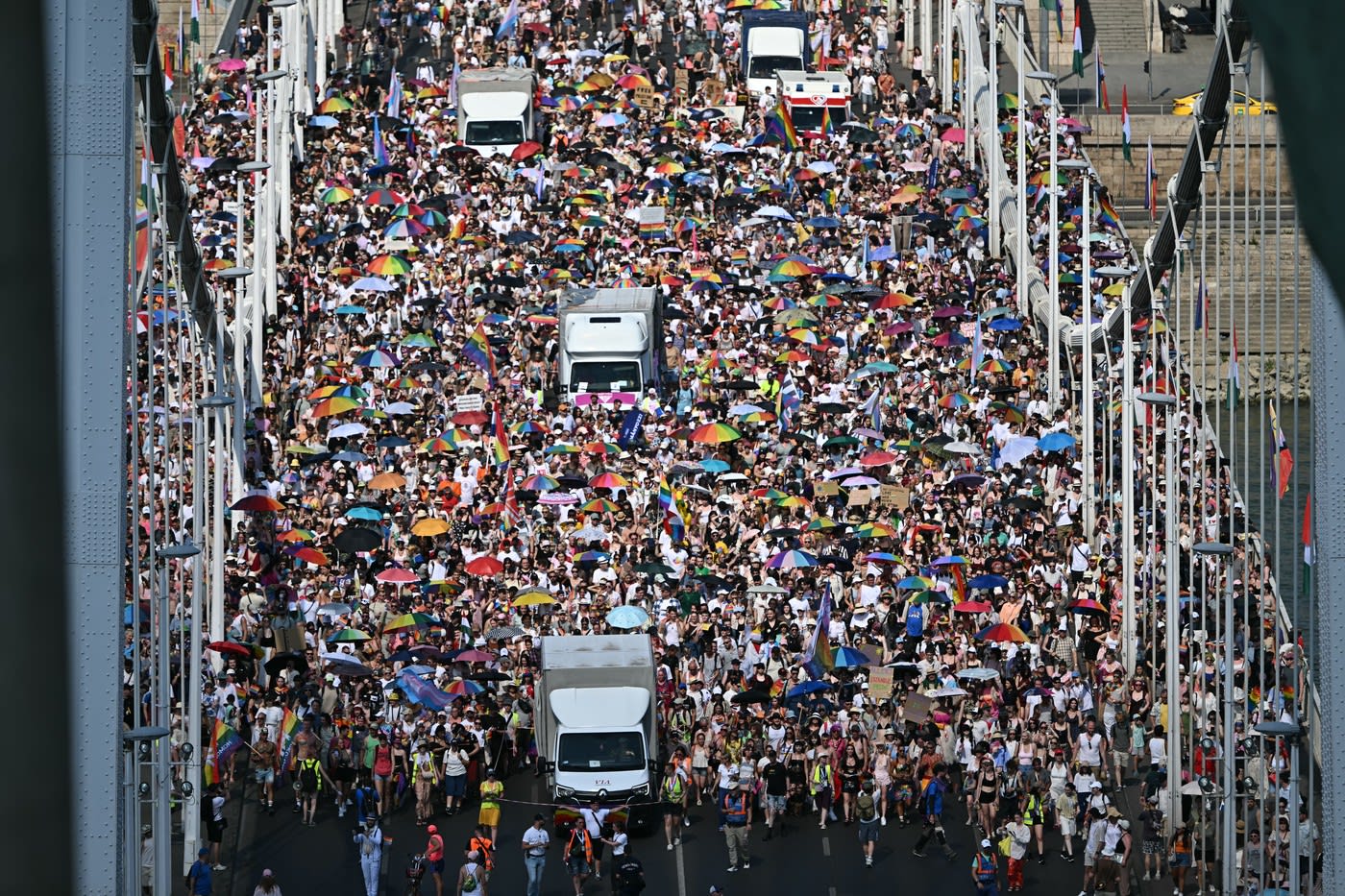 Participanți la marșul Pride din Budapesta, culoare și diversitate