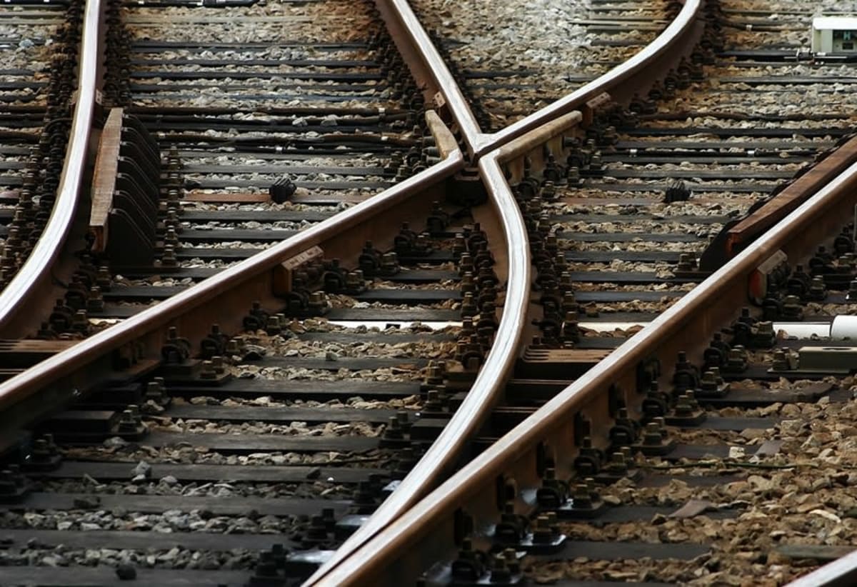 Mecanicul unui tren CFR verificând linia feroviară Dărmănești Cacica