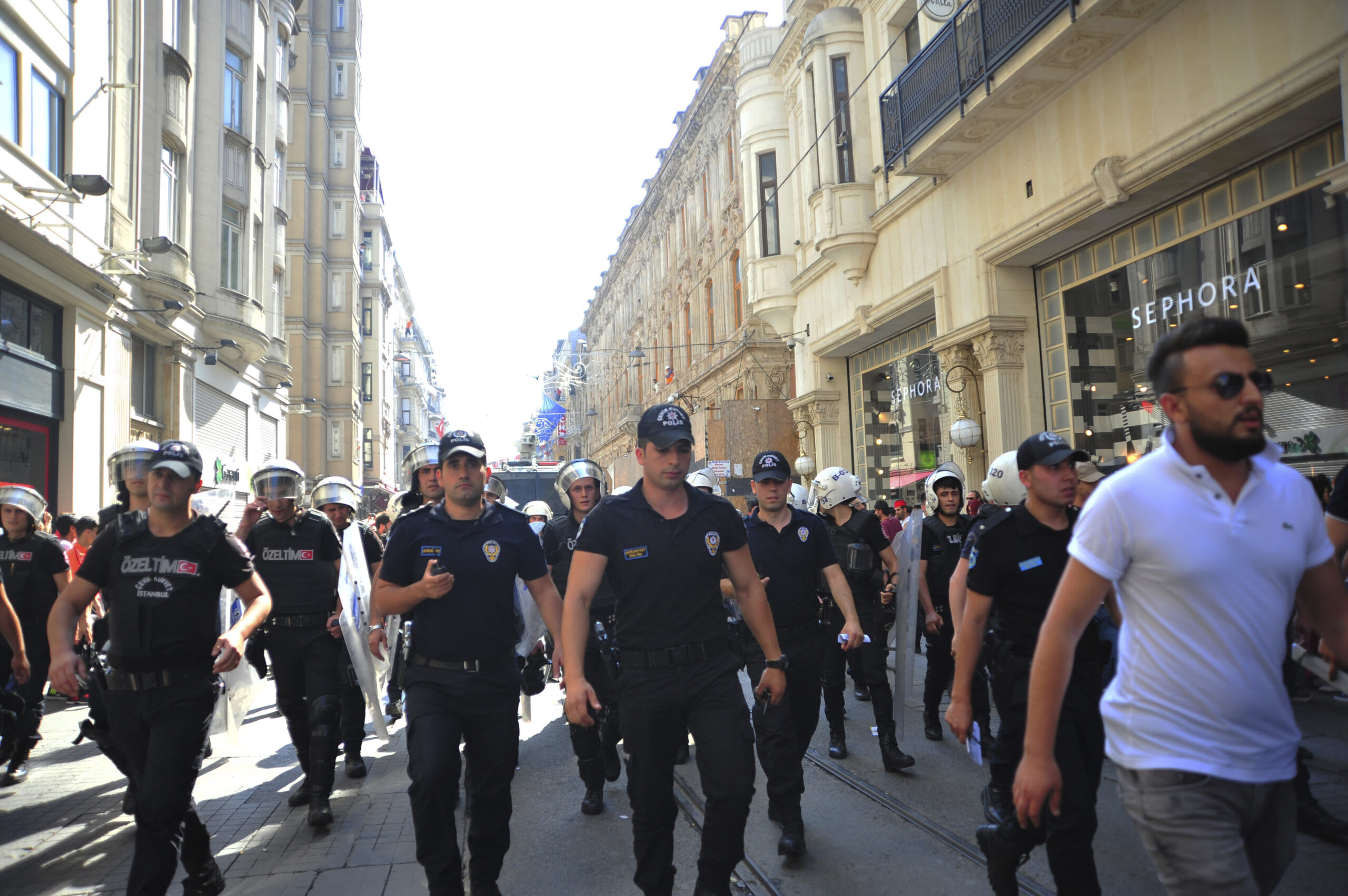 Poliție turcă reținând participanți la marșul Pride din Istanbul