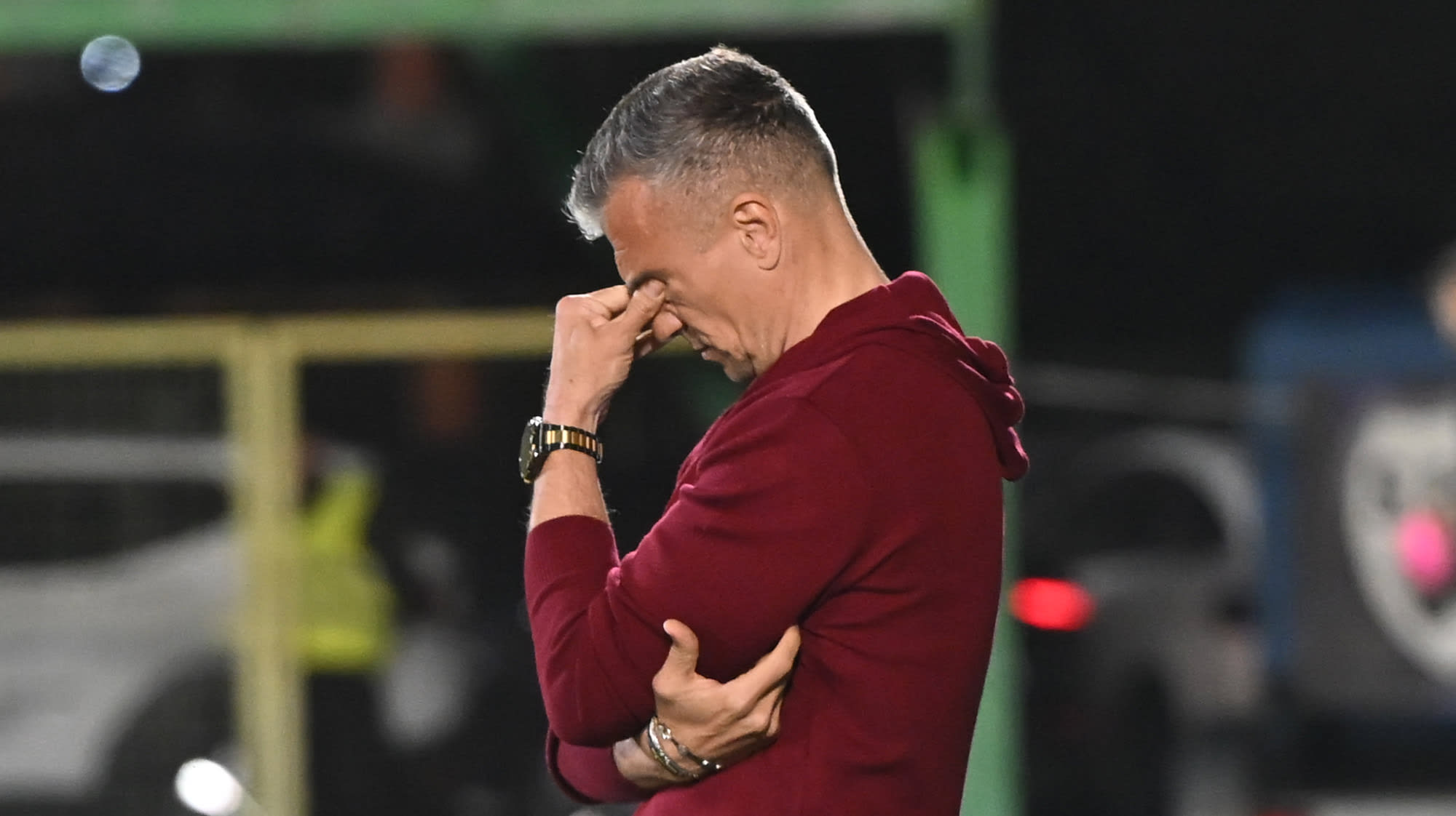Fotbalist român în acțiune pe teren, în contextul transferurilor din mercato 2026 Fotbalist român în acțiune pe teren, în contextul transferurilor din mercato 2026