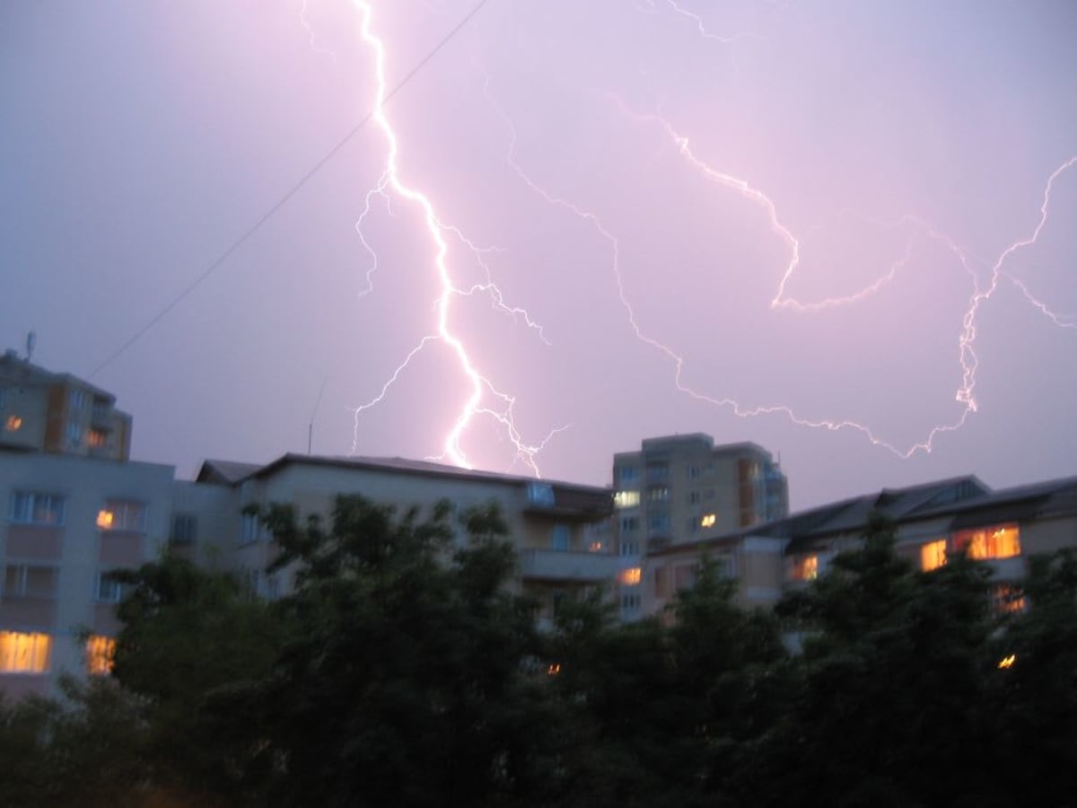 Fulgere și nori de furtună peste peisaj montan din România