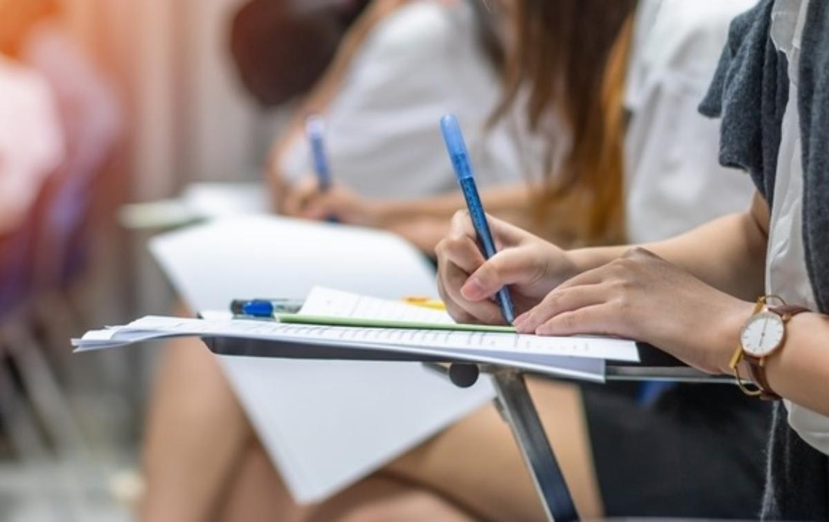 Elevi susținând examenul de bacalaureat în condiții de temperaturi extreme