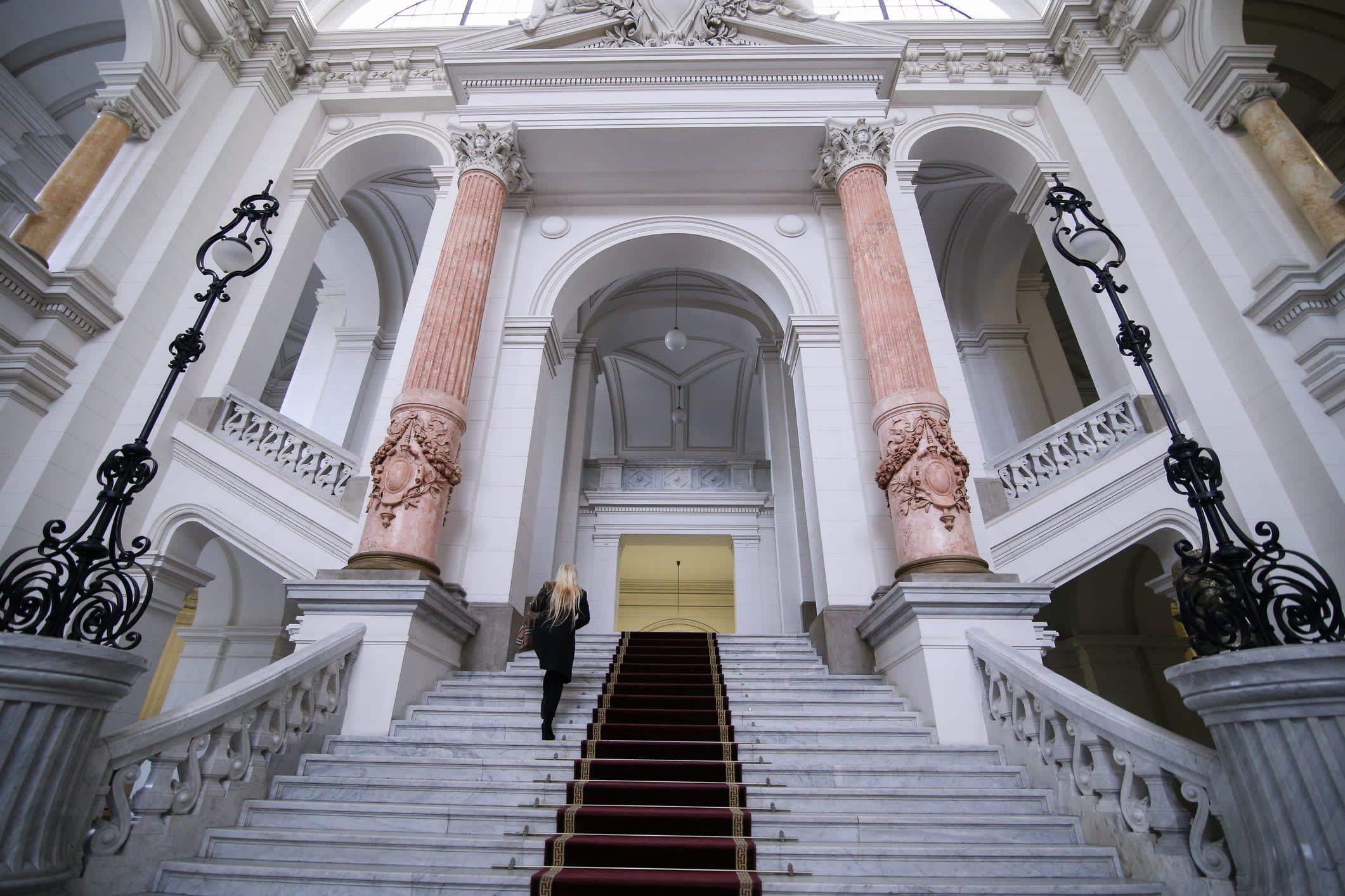 Judecătoare la Curtea de Apel București în sala de judecată
