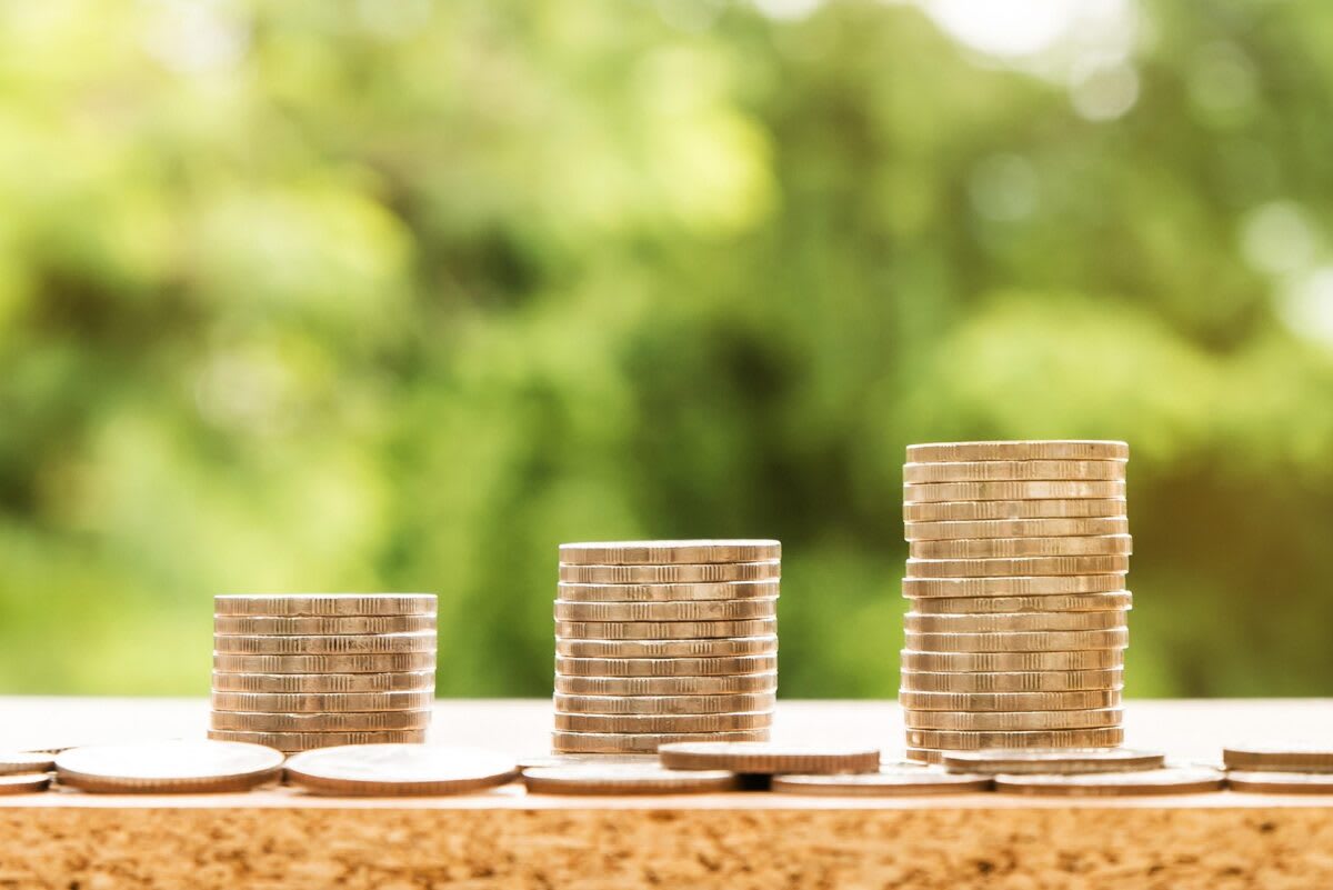 Conturi de investiții pentru pensie, grafice financiare și oameni investind Conturi de investiții pentru pensie, grafice financiare și oameni investind