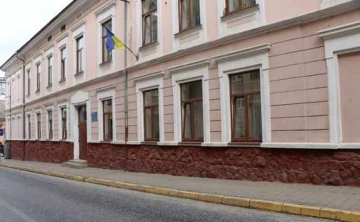 Profesor predând în clasă în Ucraina